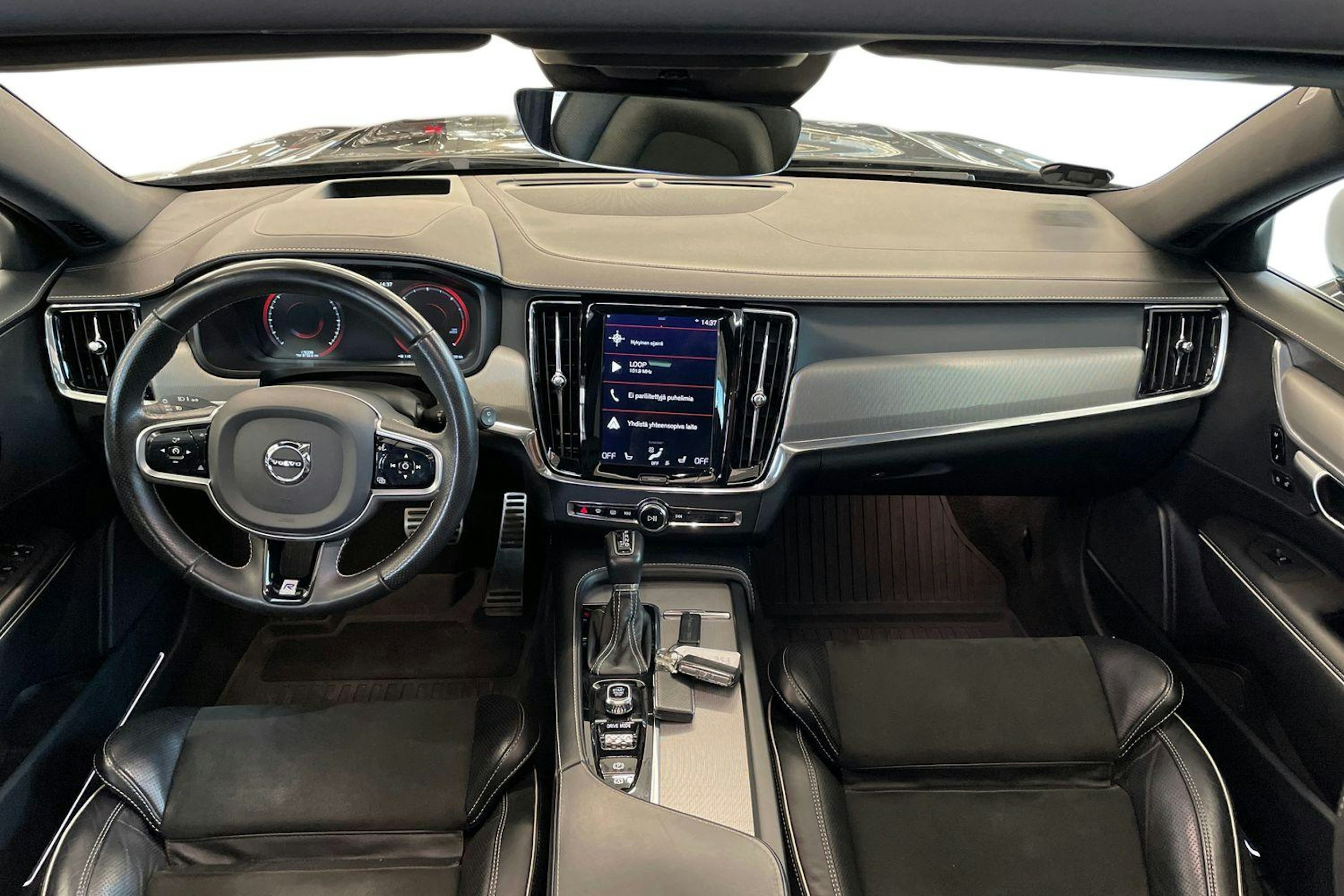 musta Volvo V90 2019 kuva 7.