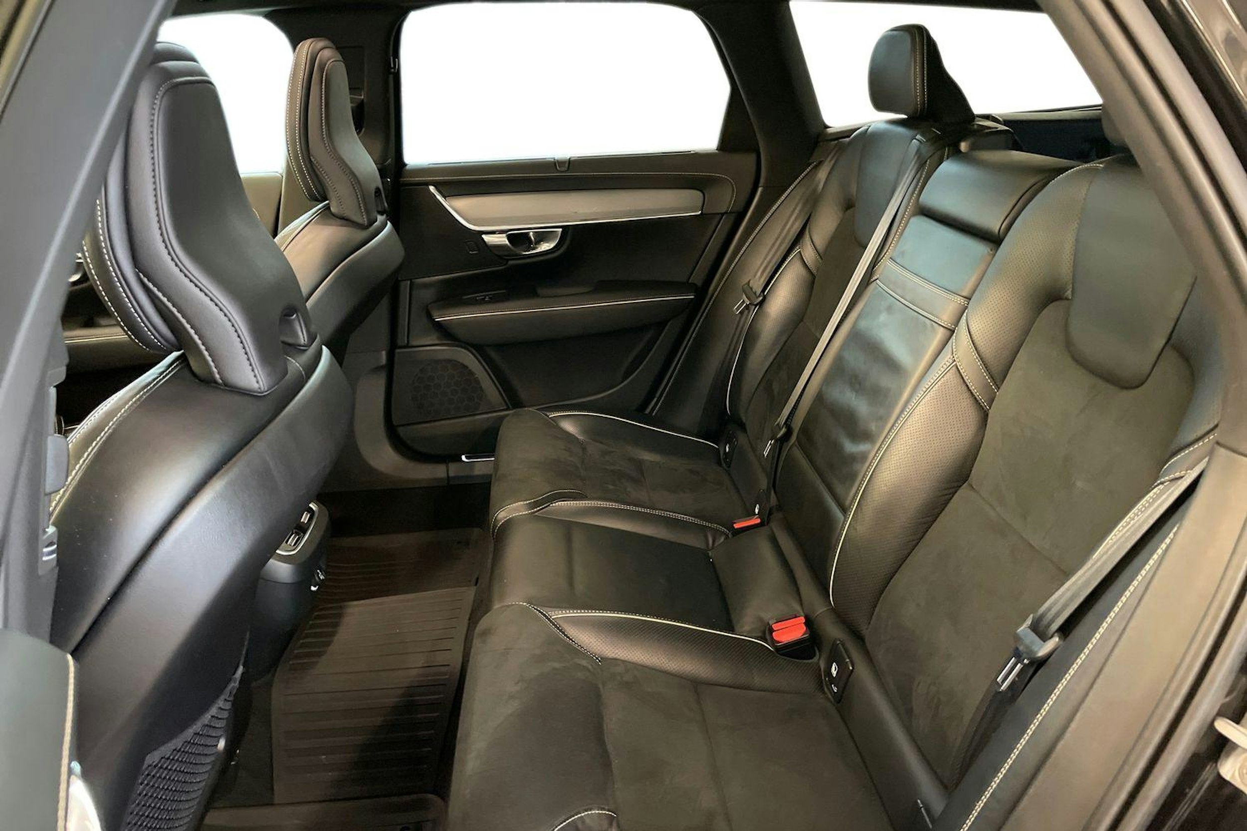 musta Volvo V90 2019 kuva 8.