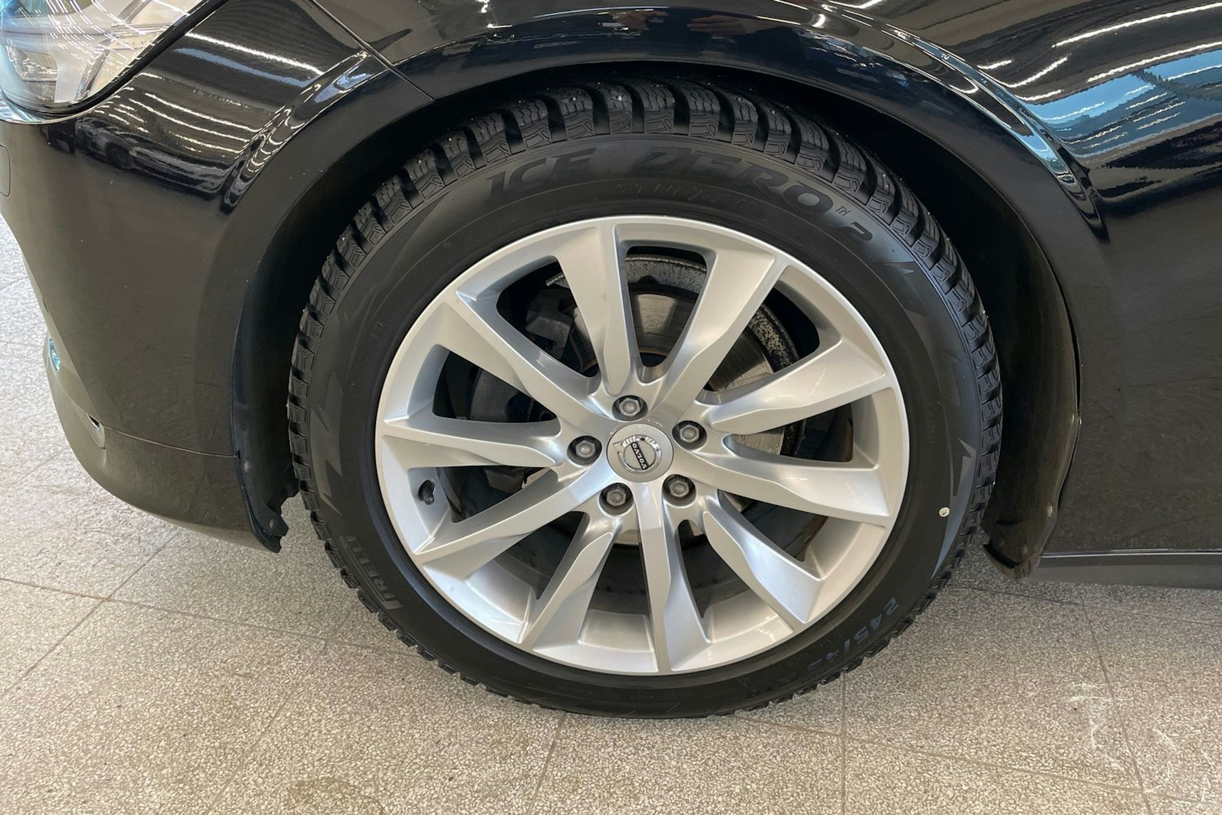 musta Volvo V90 2019 kuva 9.