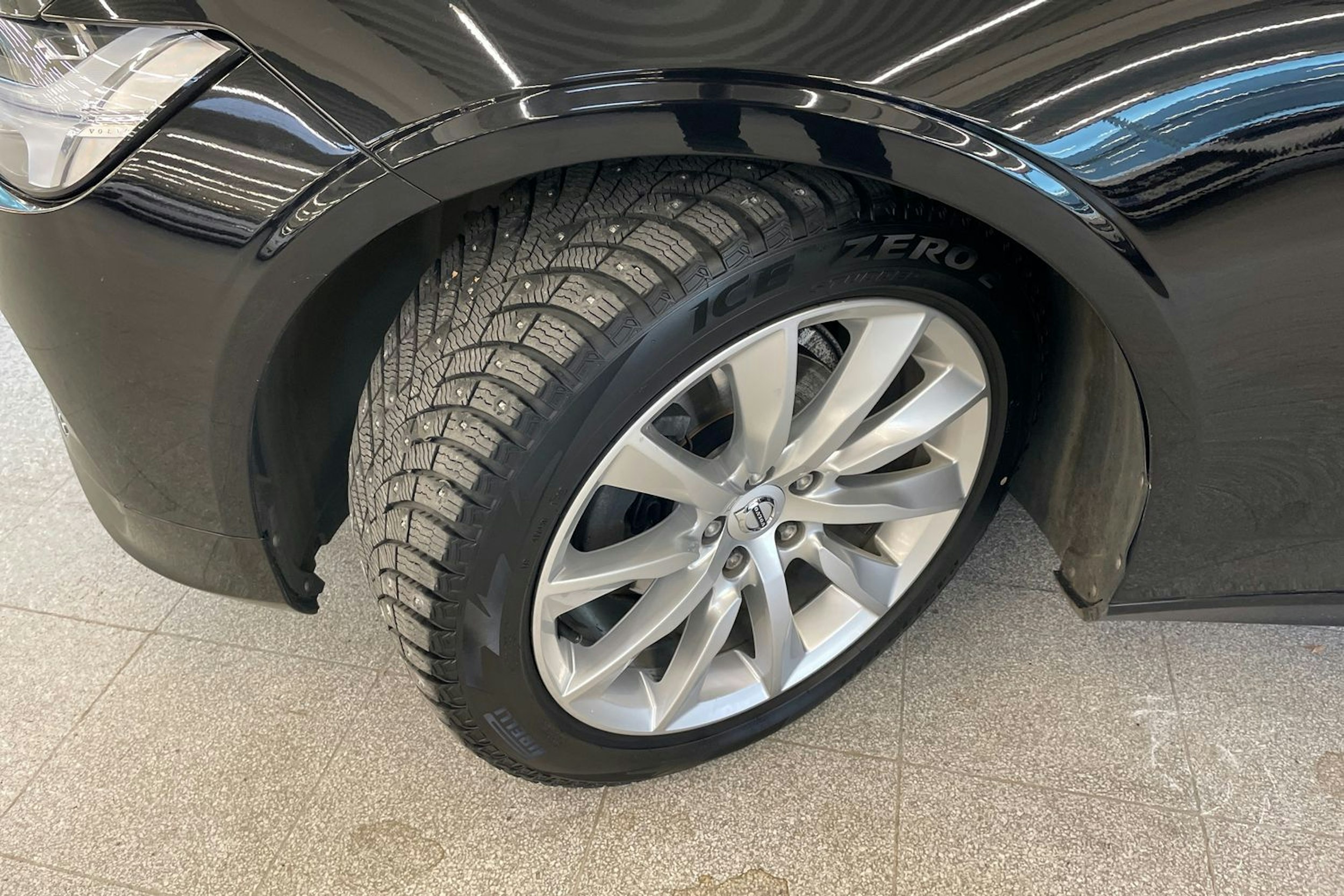 musta Volvo V90 2019 kuva 10.