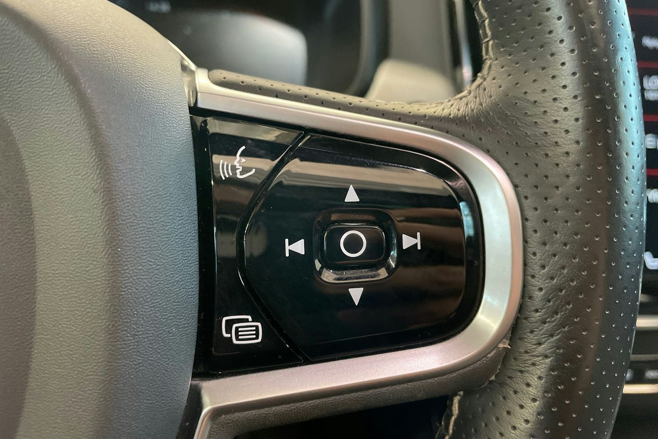 musta Volvo V90 2019 kuva 12.