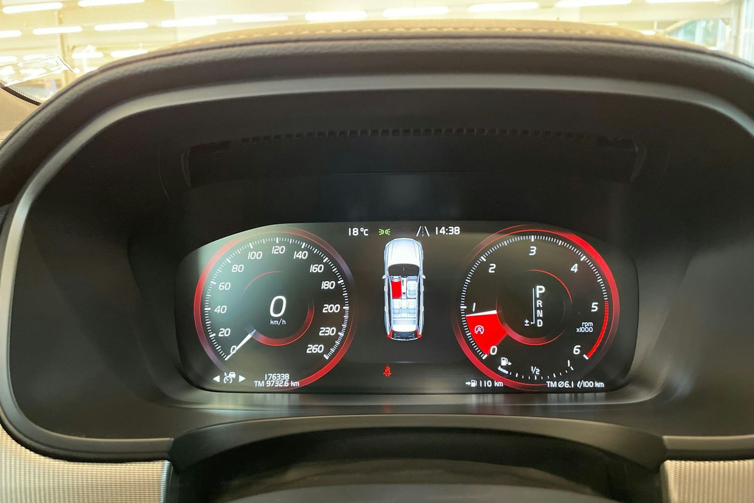 musta Volvo V90 2019 kuva 13.