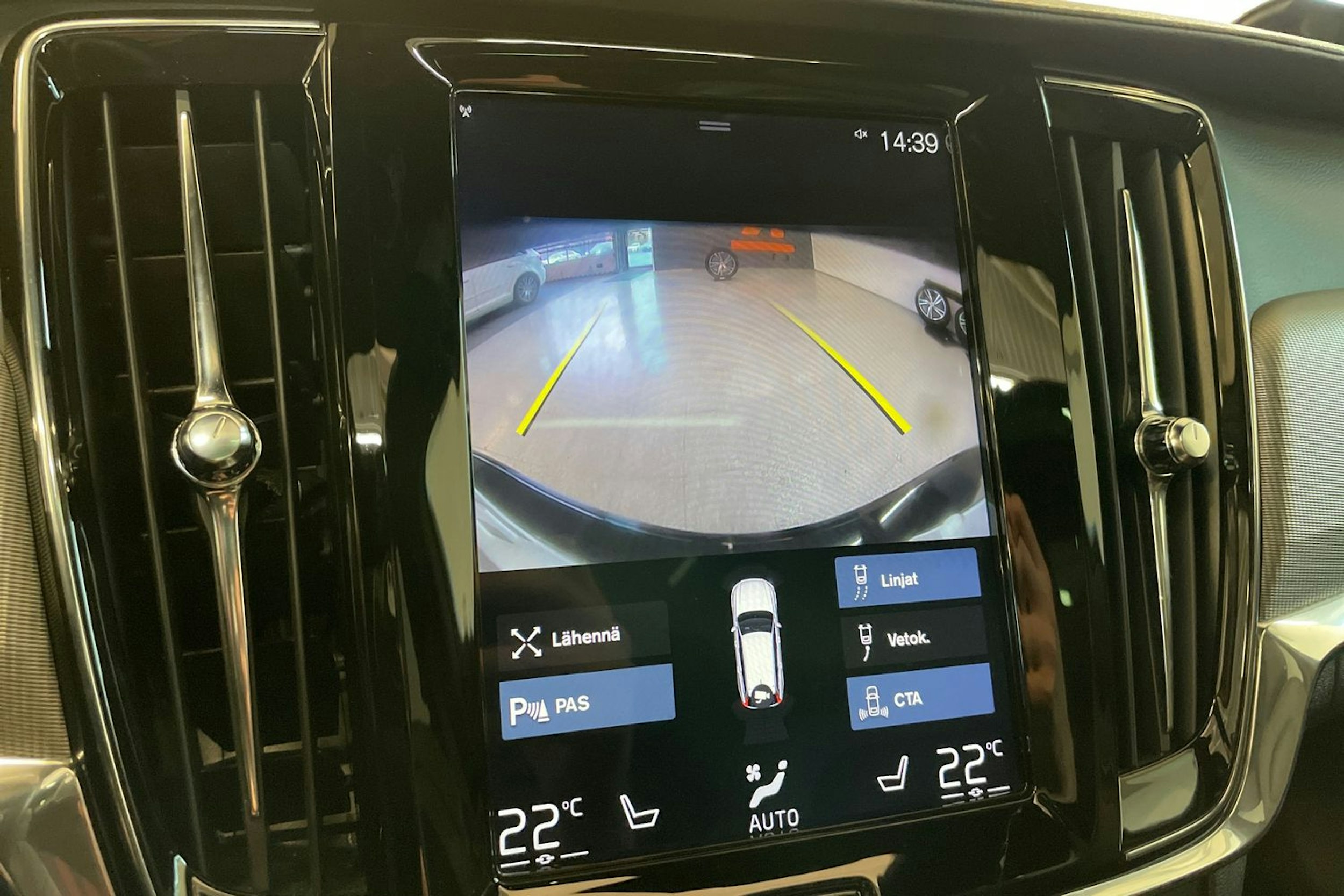 musta Volvo V90 2019 kuva 17.