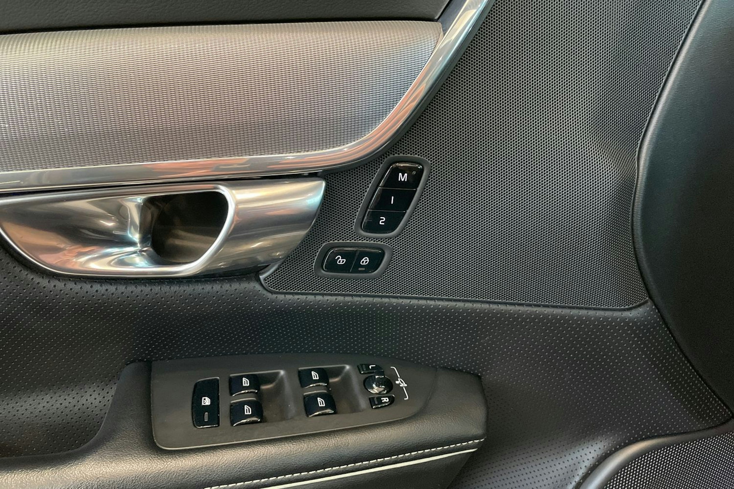 musta Volvo V90 2019 kuva 19.