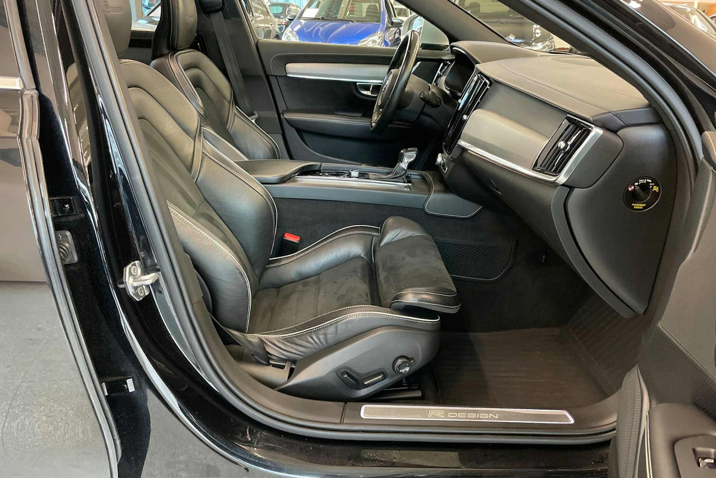 musta Volvo V90 2019 kuva 22.