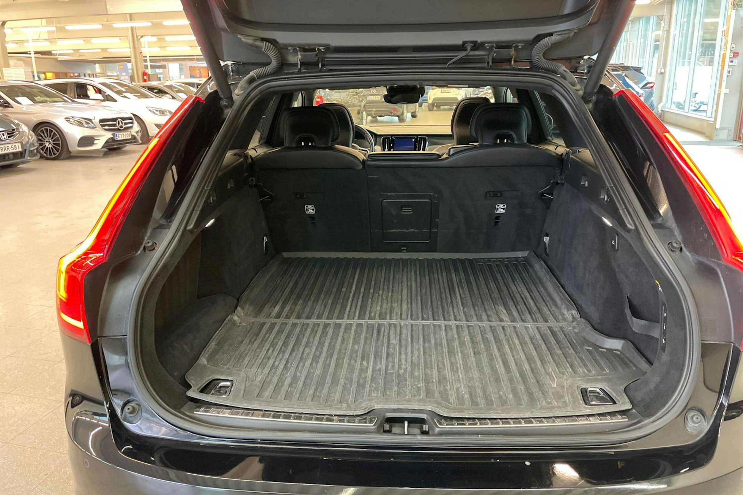 musta Volvo V90 2019 kuva 23.