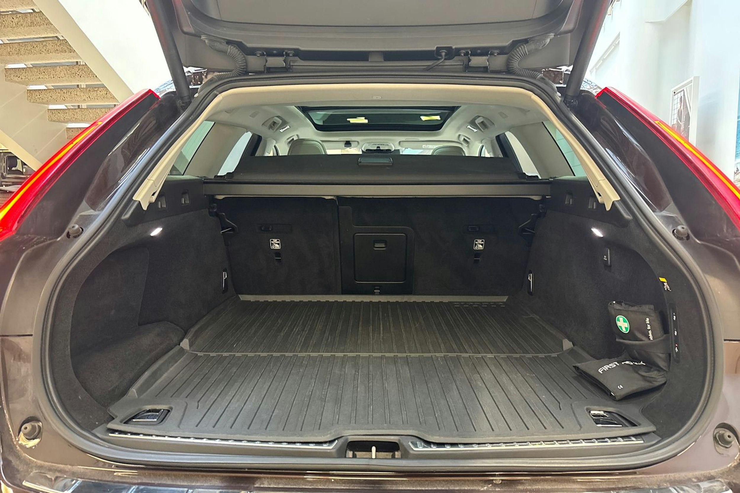 Ruskea (beige) Volvo V90 2019 kuva 14.