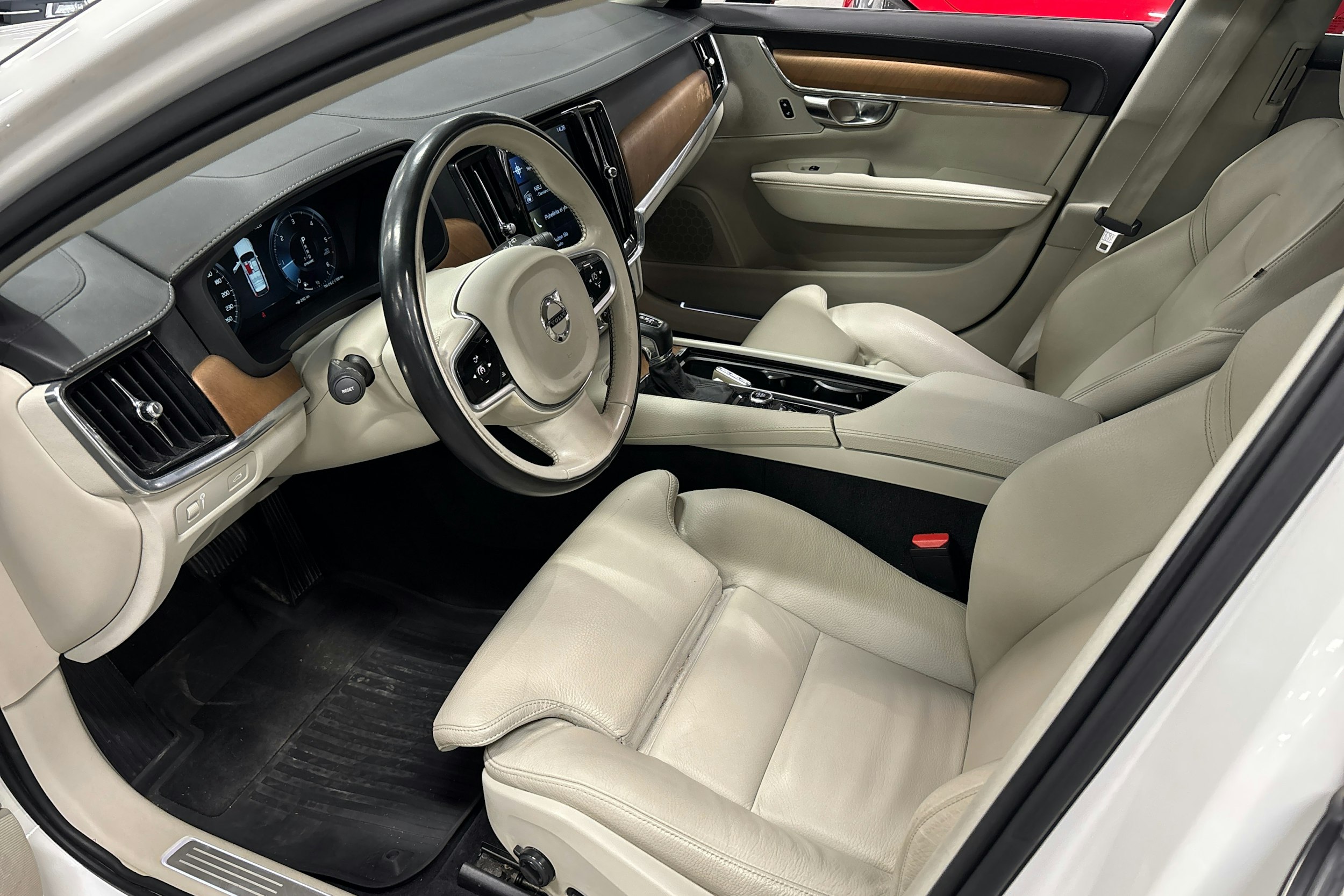 Valkoinen Volvo V90 2019 kuva 3.