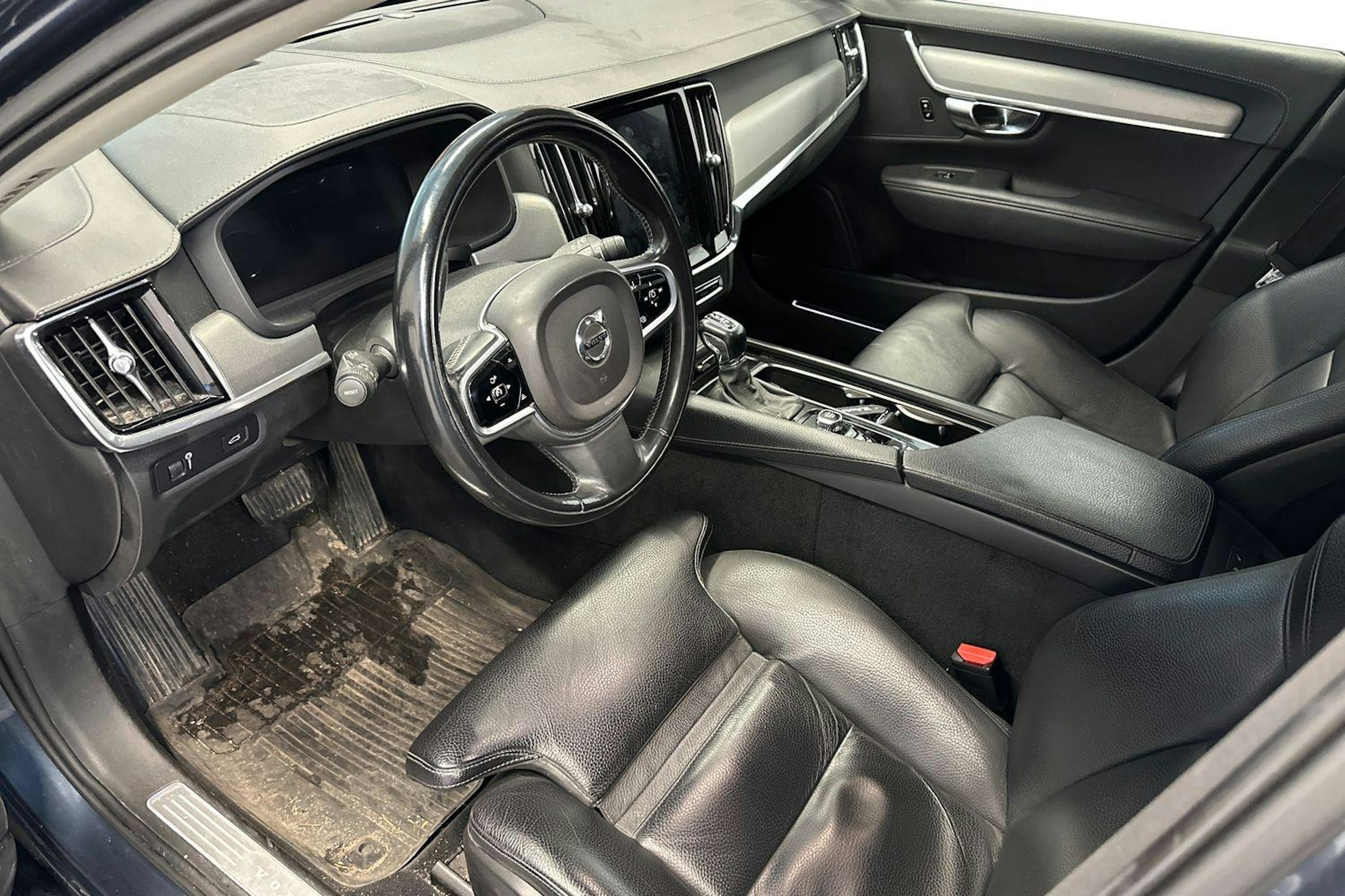 sininen Volvo V90 2019 kuva 3.