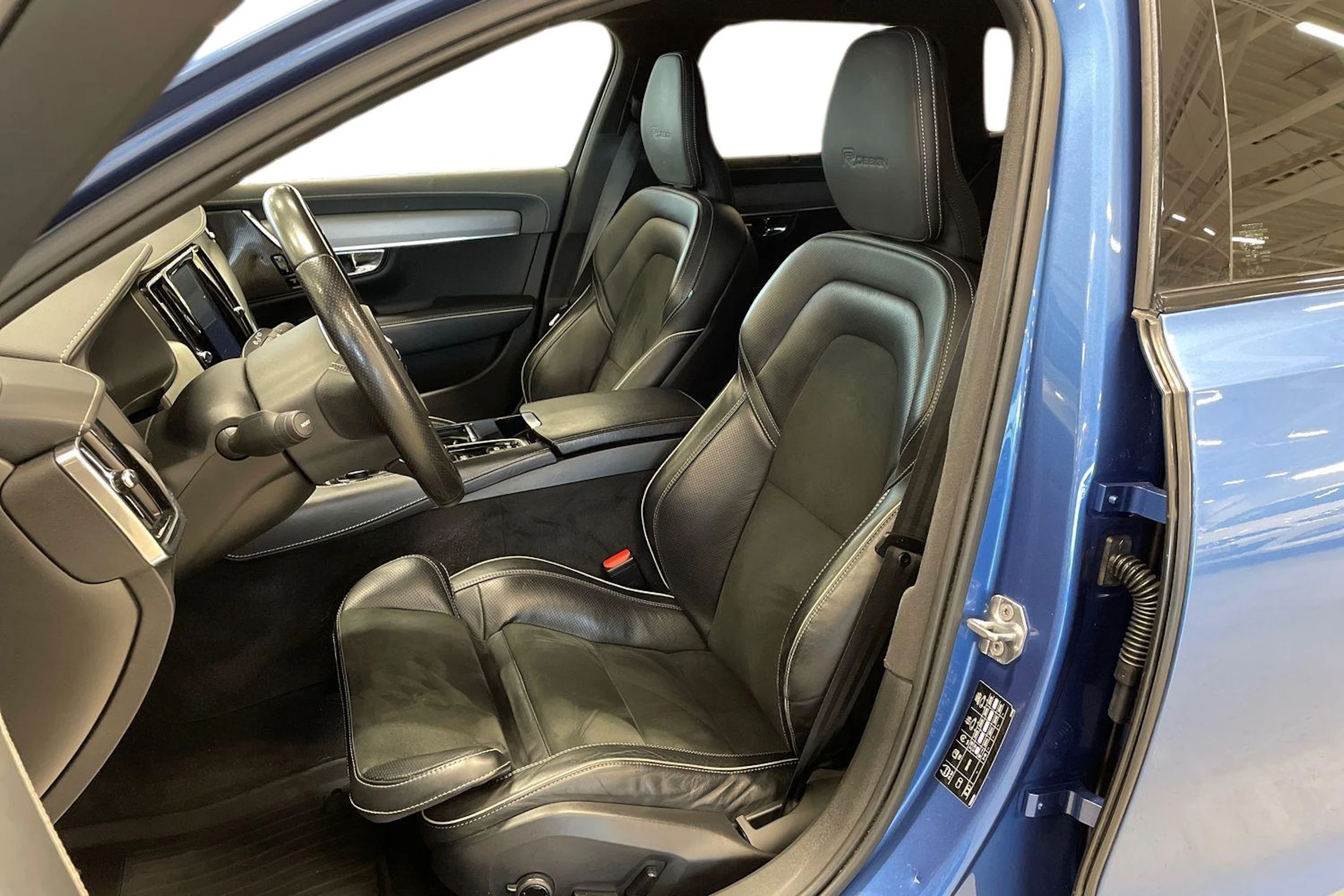 sininen Volvo V90 2019 kuva 6.
