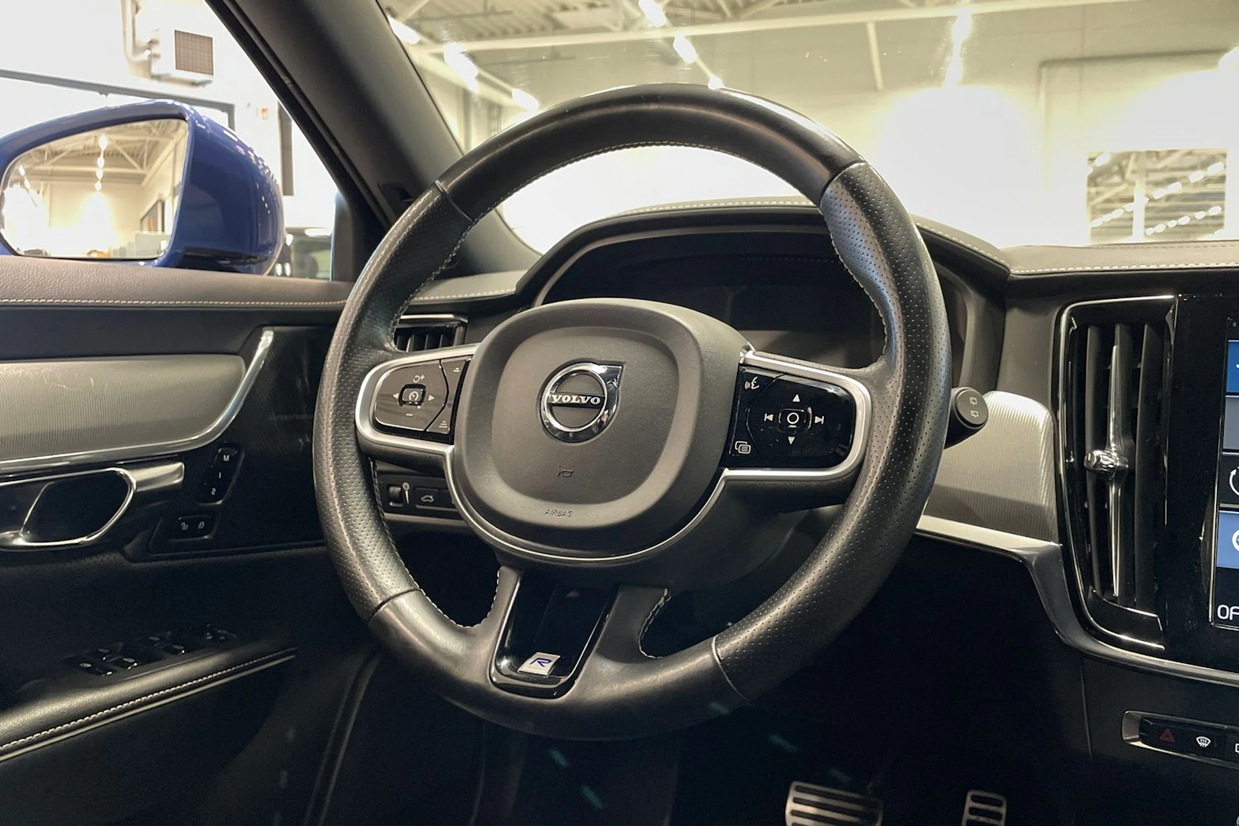 sininen Volvo V90 2019 kuva 13.