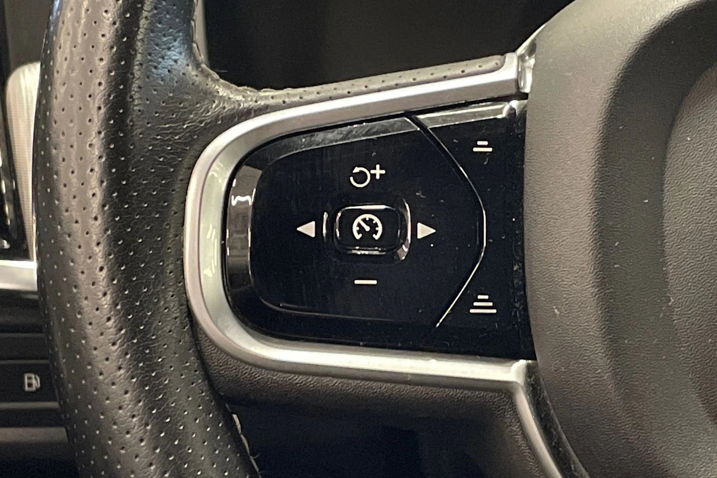 sininen Volvo V90 2019 kuva 16.