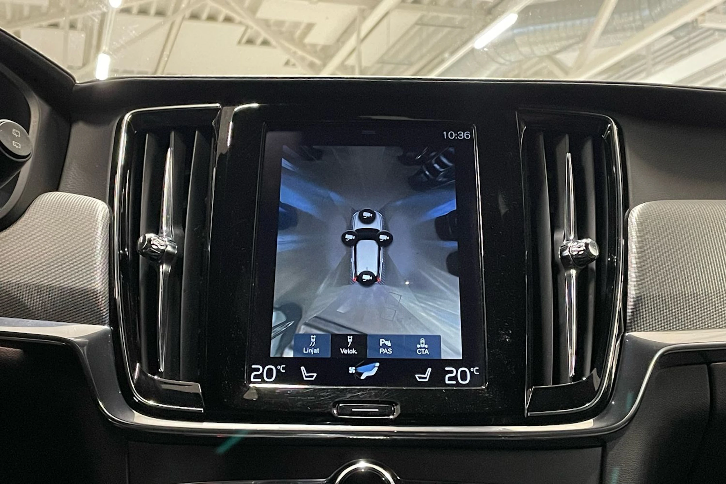 sininen Volvo V90 2019 kuva 28.