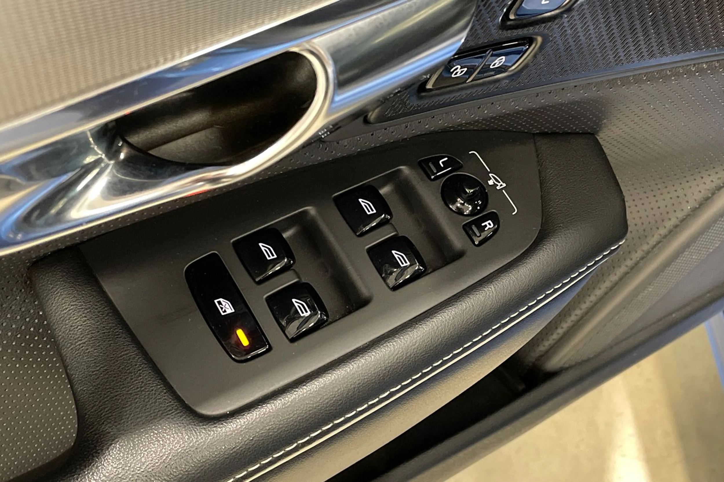 sininen Volvo V90 2019 kuva 32.