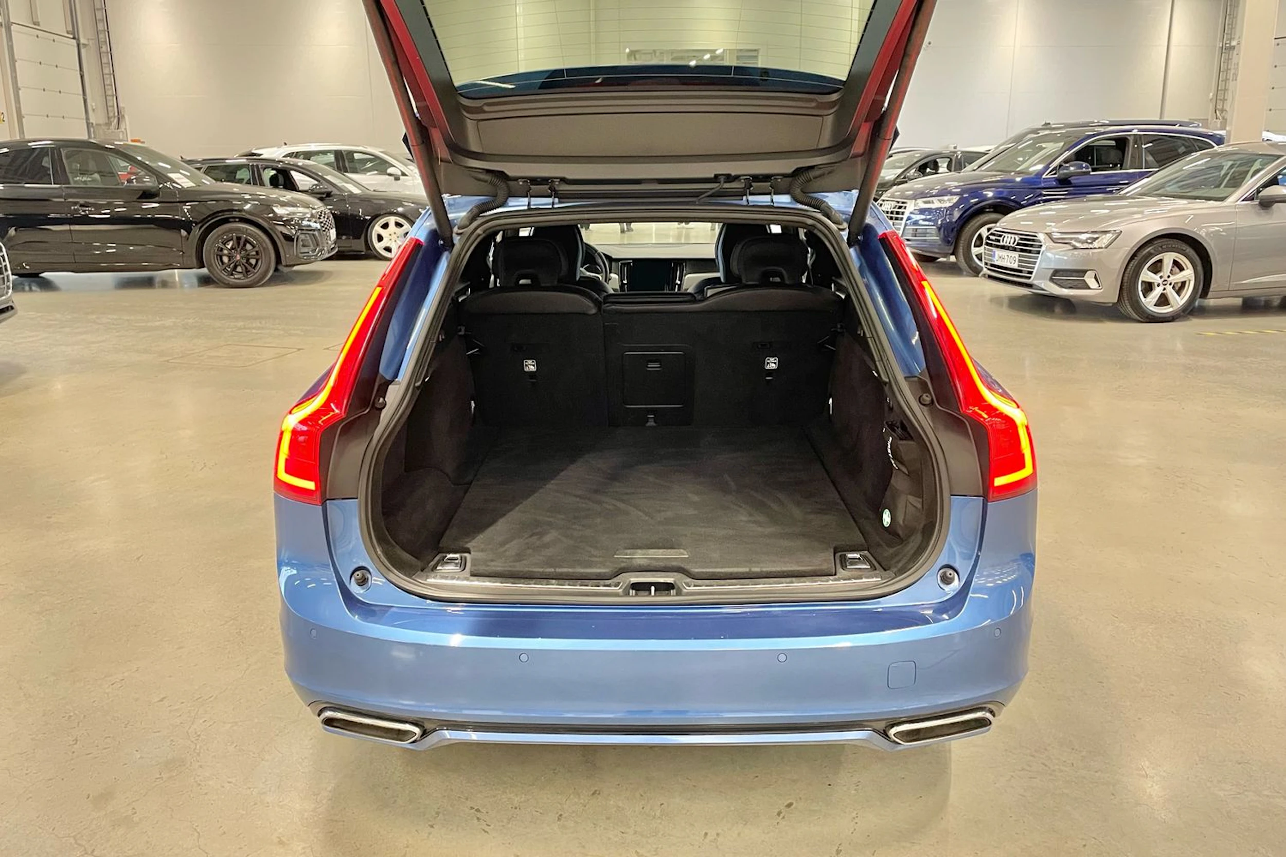 sininen Volvo V90 2019 kuva 33.