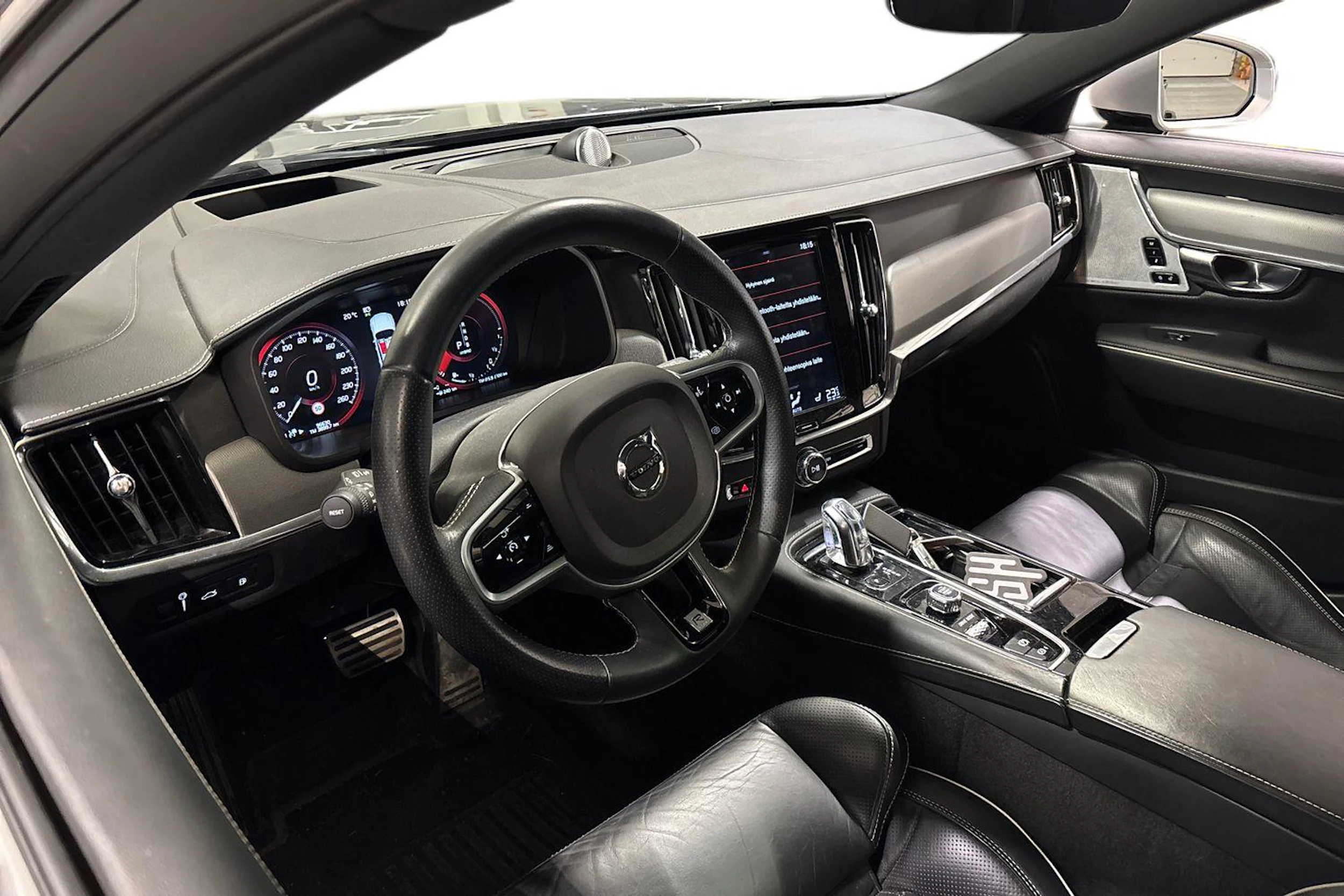 musta Volvo V90 2019 kuva 3.
