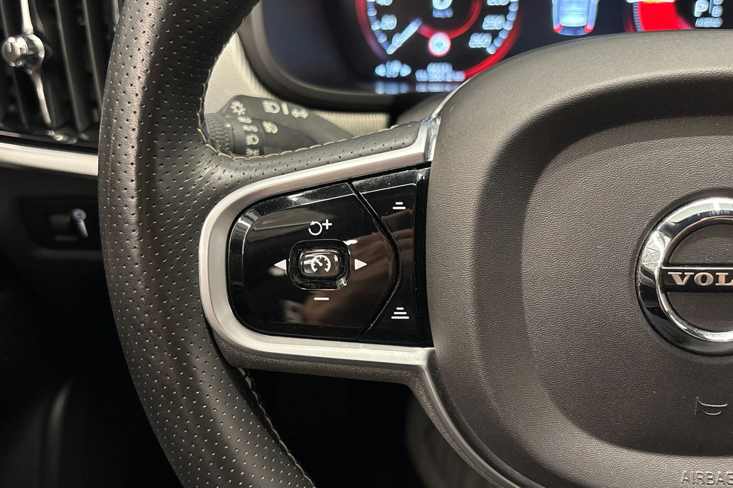 musta Volvo V90 2019 kuva 12.