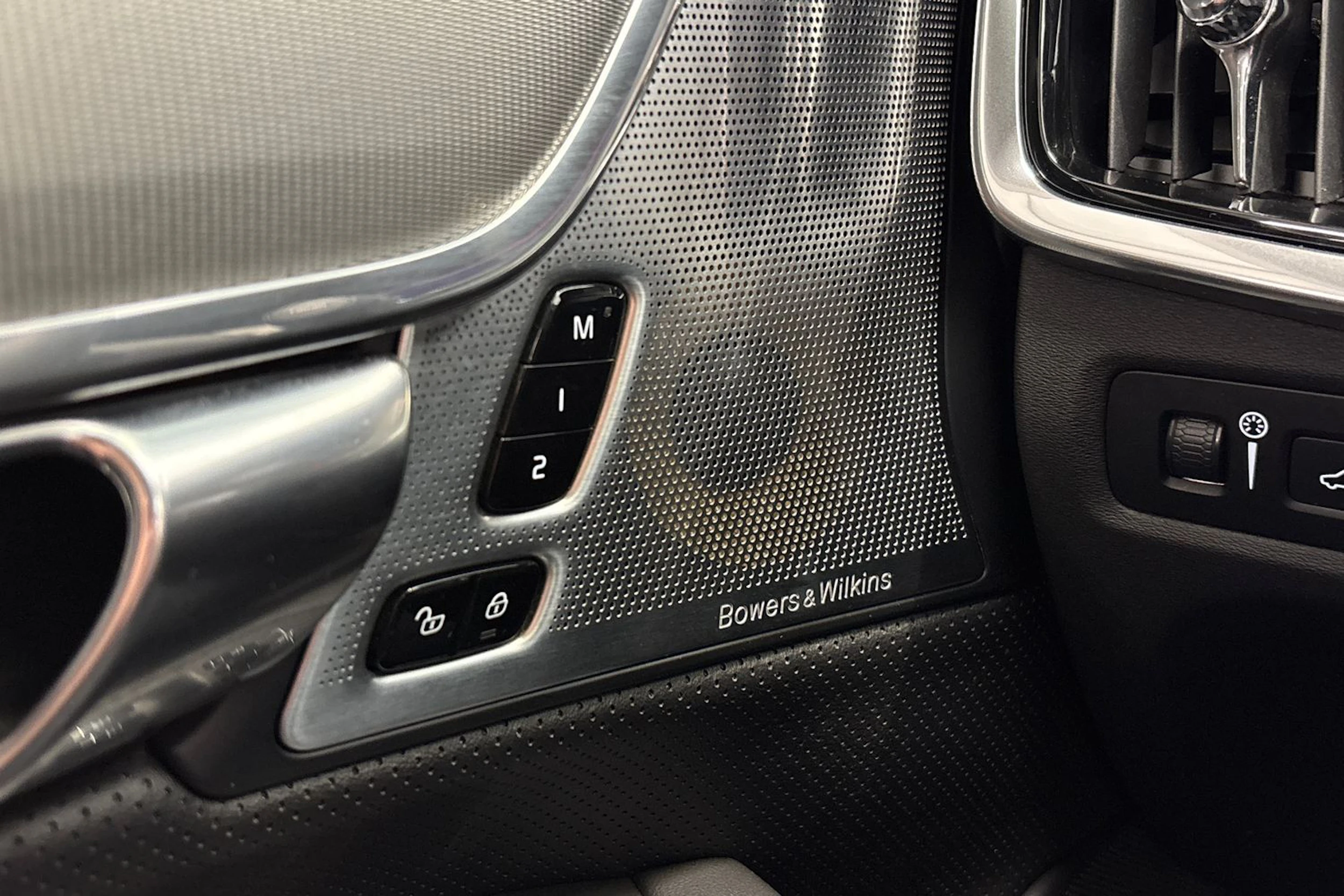 musta Volvo V90 2019 kuva 16.