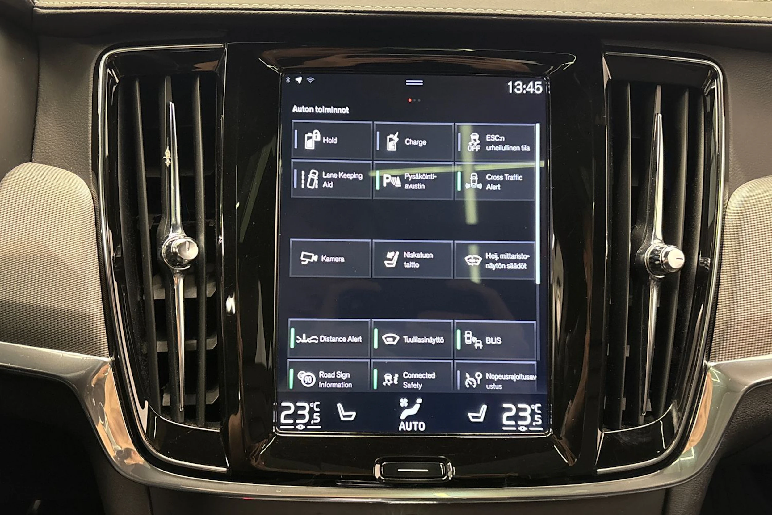 musta Volvo V90 2019 kuva 18.