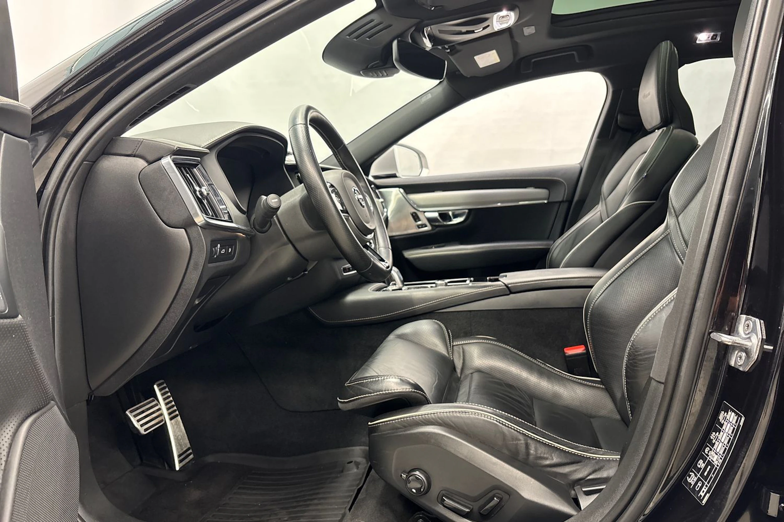 musta Volvo V90 2019 kuva 24.