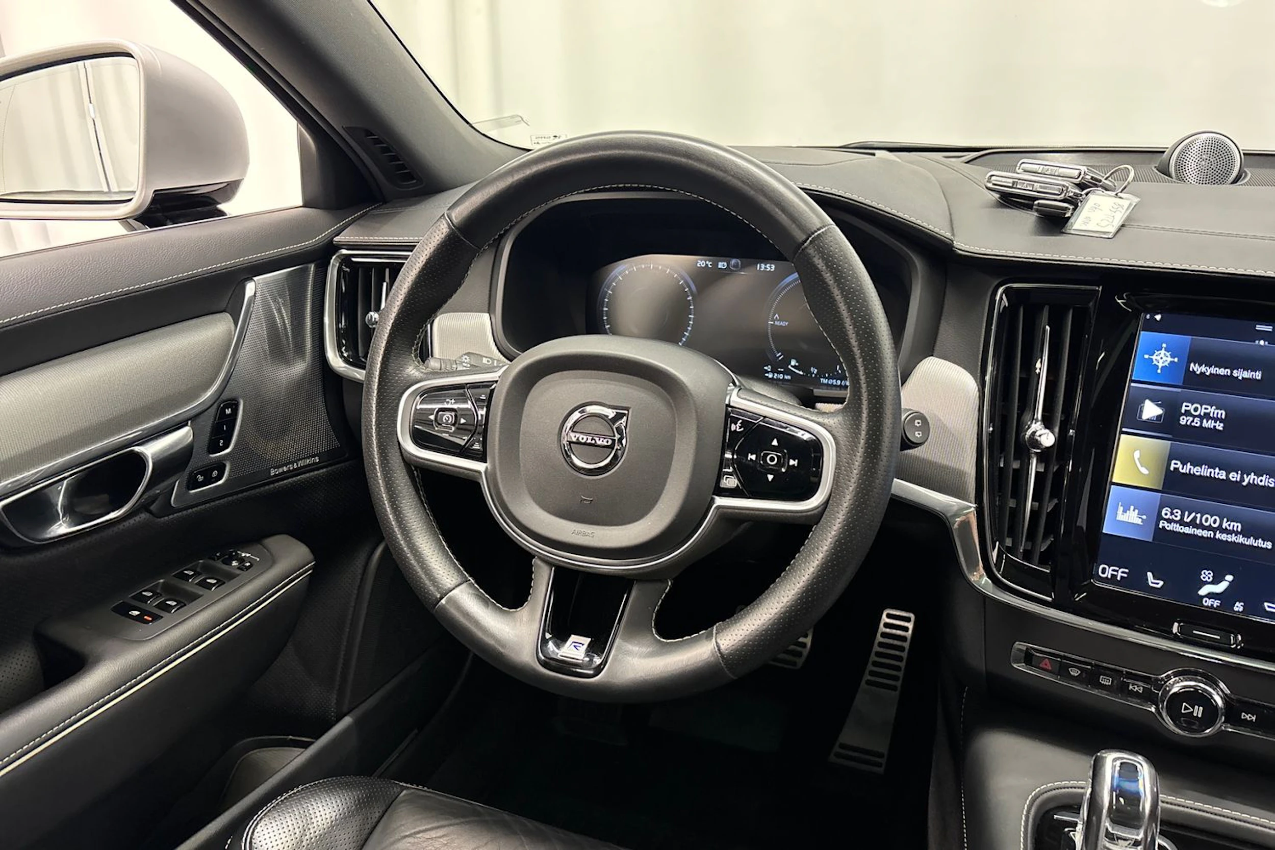 musta Volvo V90 2019 kuva 30.