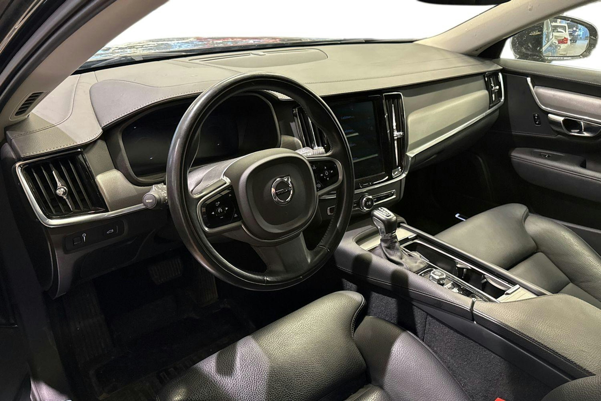 musta Volvo V90 2019 kuva 3.