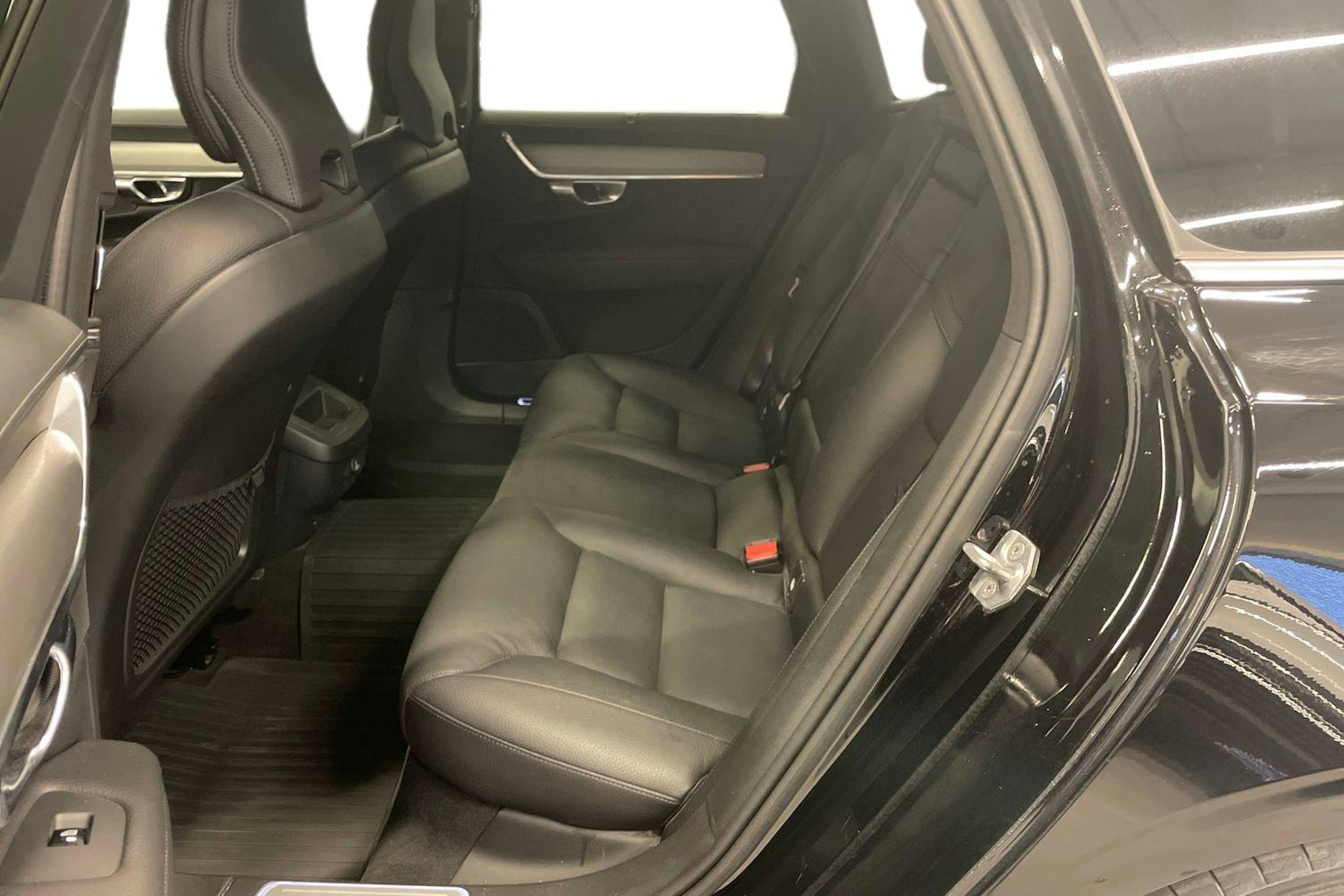 musta Volvo V90 2019 kuva 8.