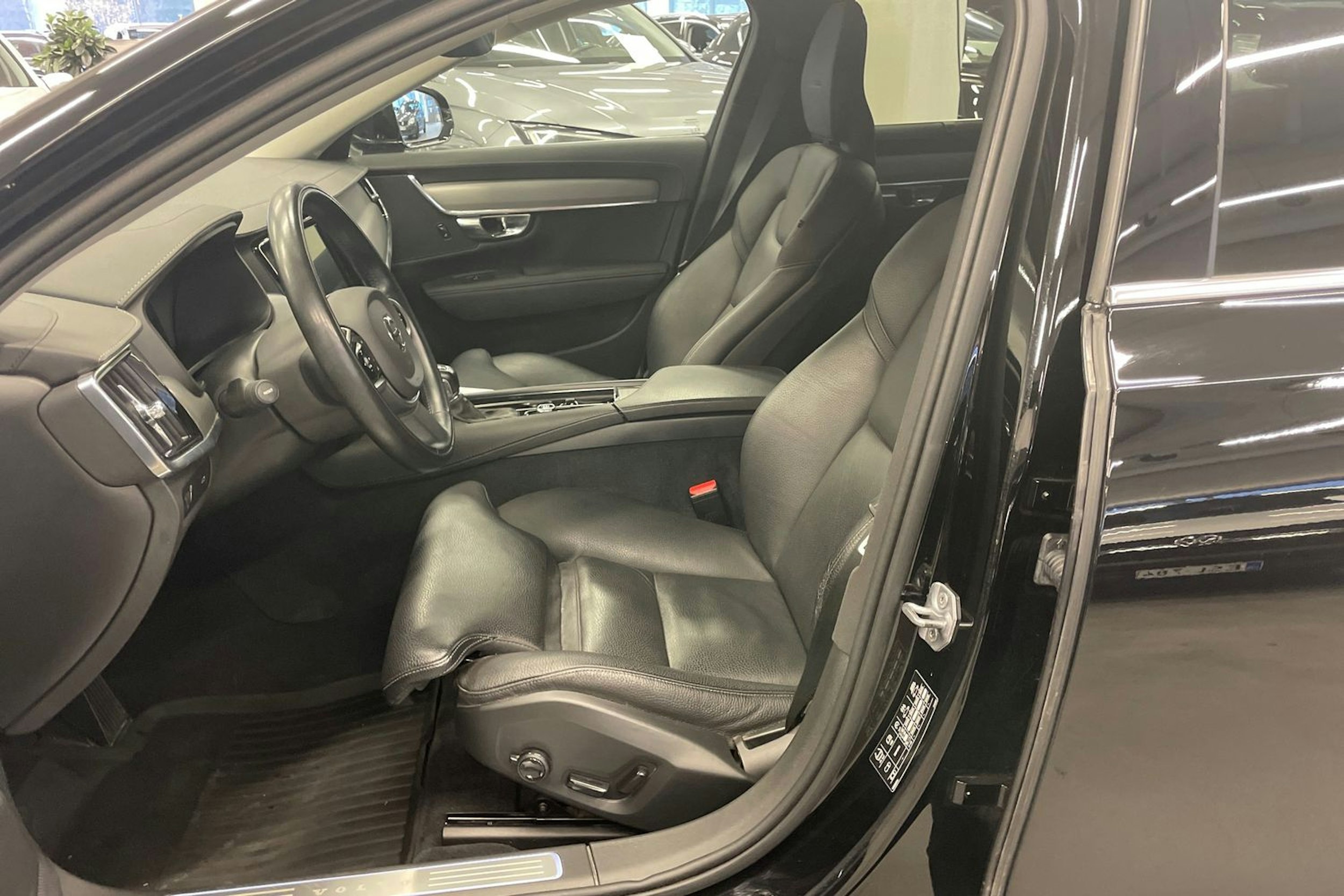 musta Volvo V90 2019 kuva 11.