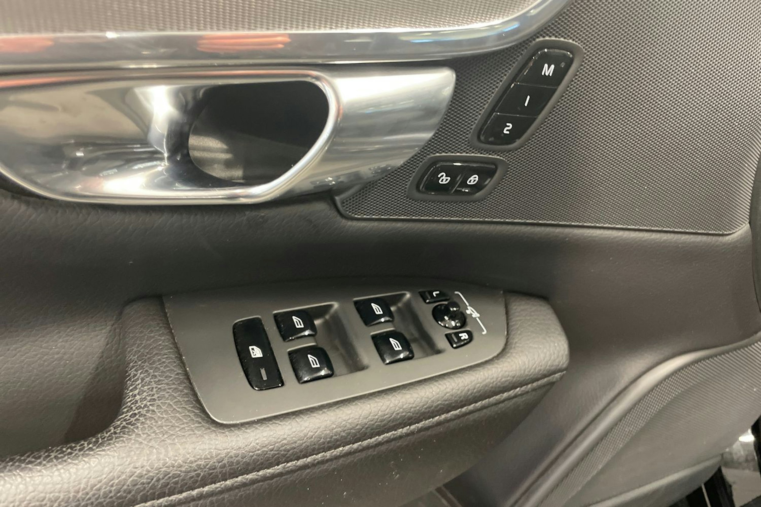 musta Volvo V90 2019 kuva 12.