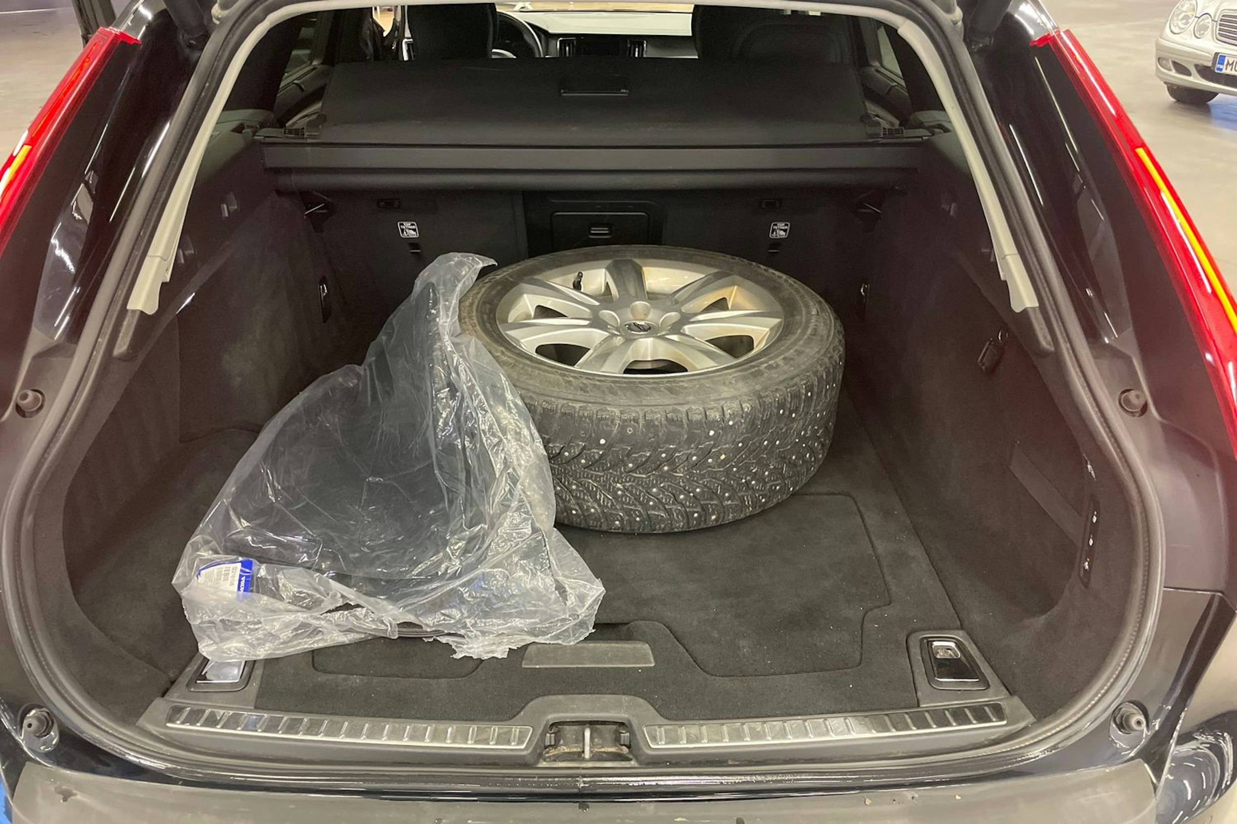 musta Volvo V90 2019 kuva 16.