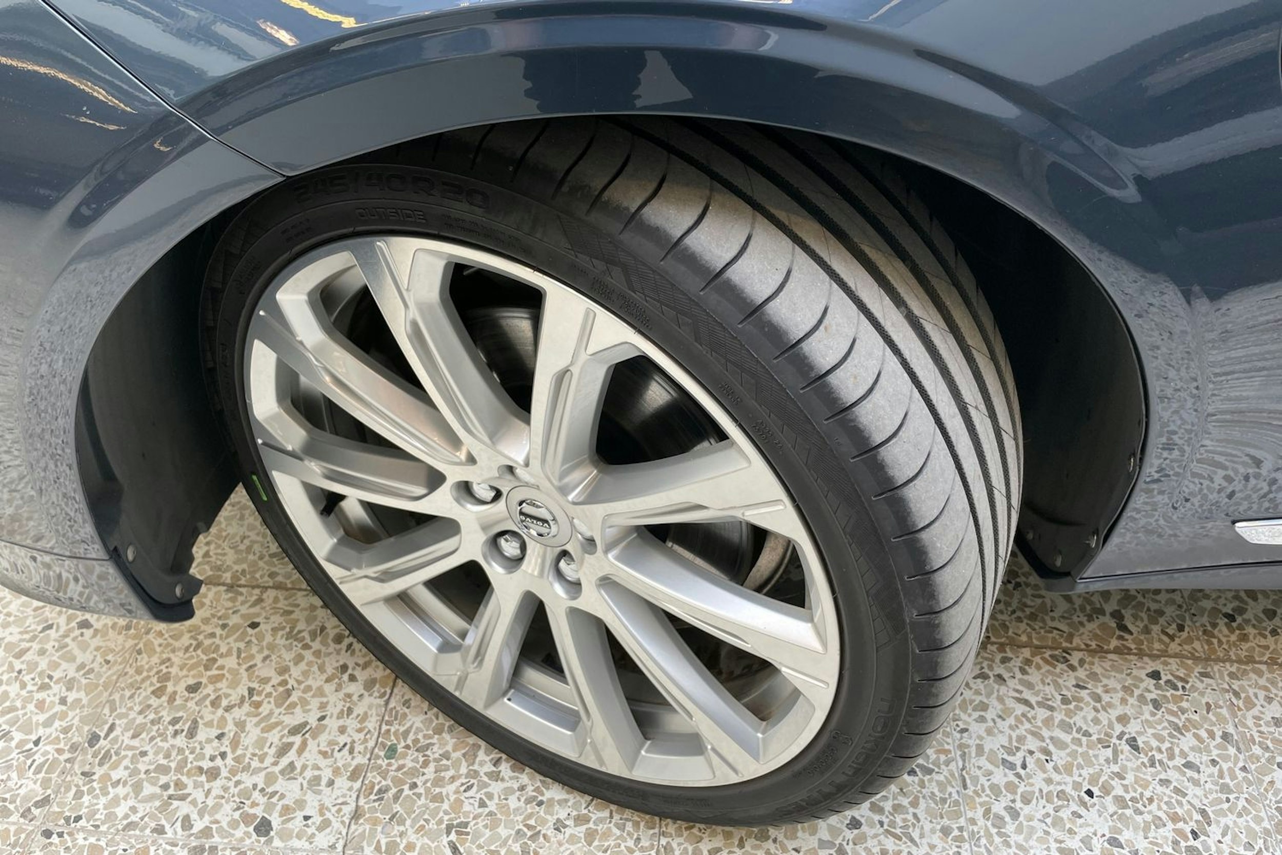 sininen Volvo V90 2019 kuva 13.