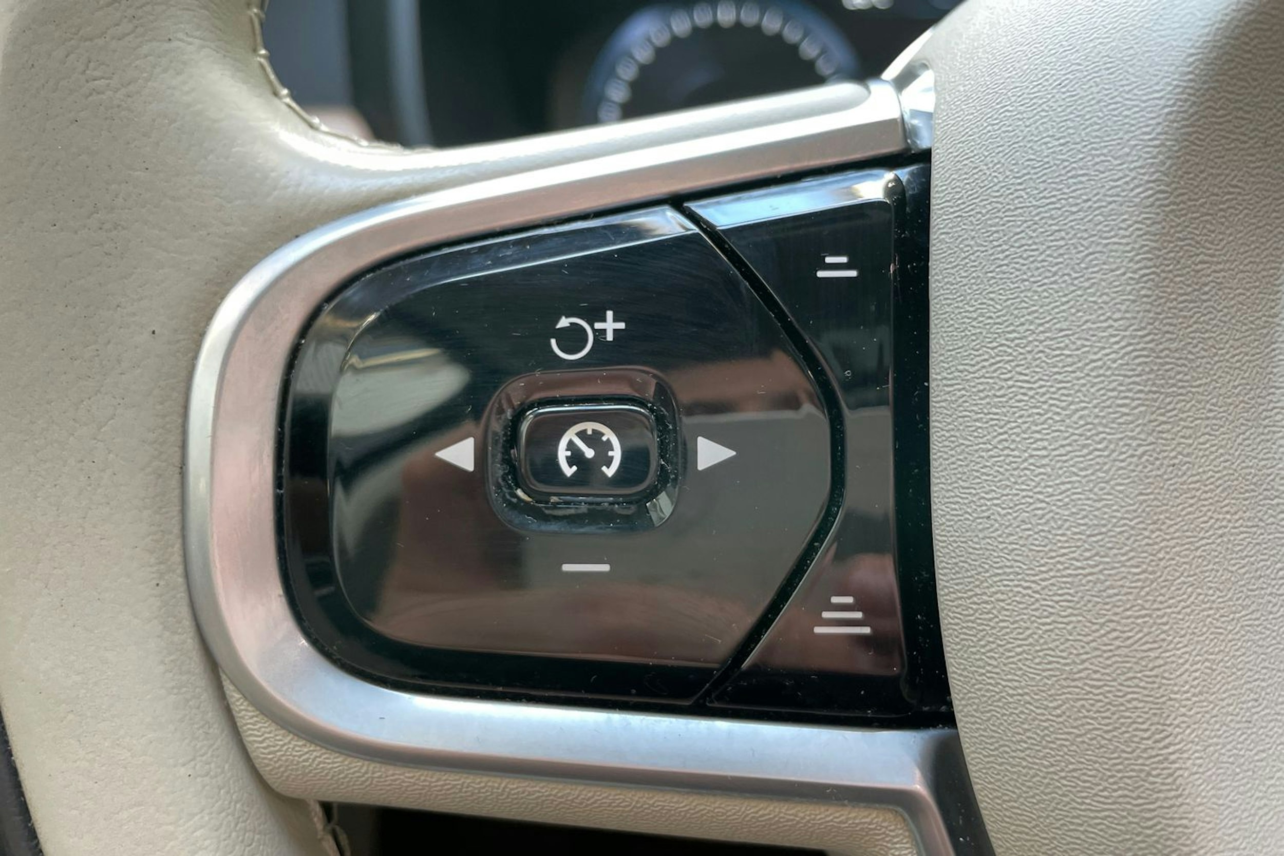 sininen Volvo V90 2019 kuva 15.