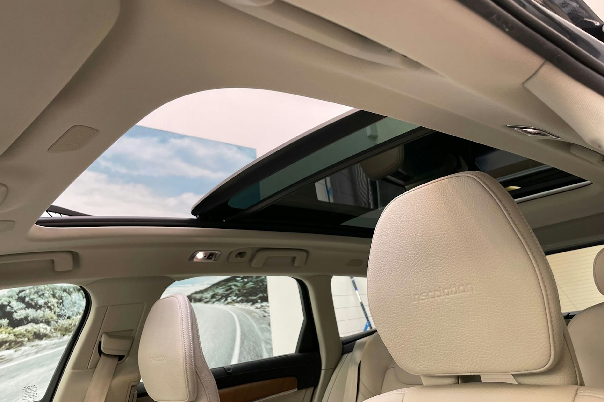 sininen Volvo V90 2019 kuva 27.
