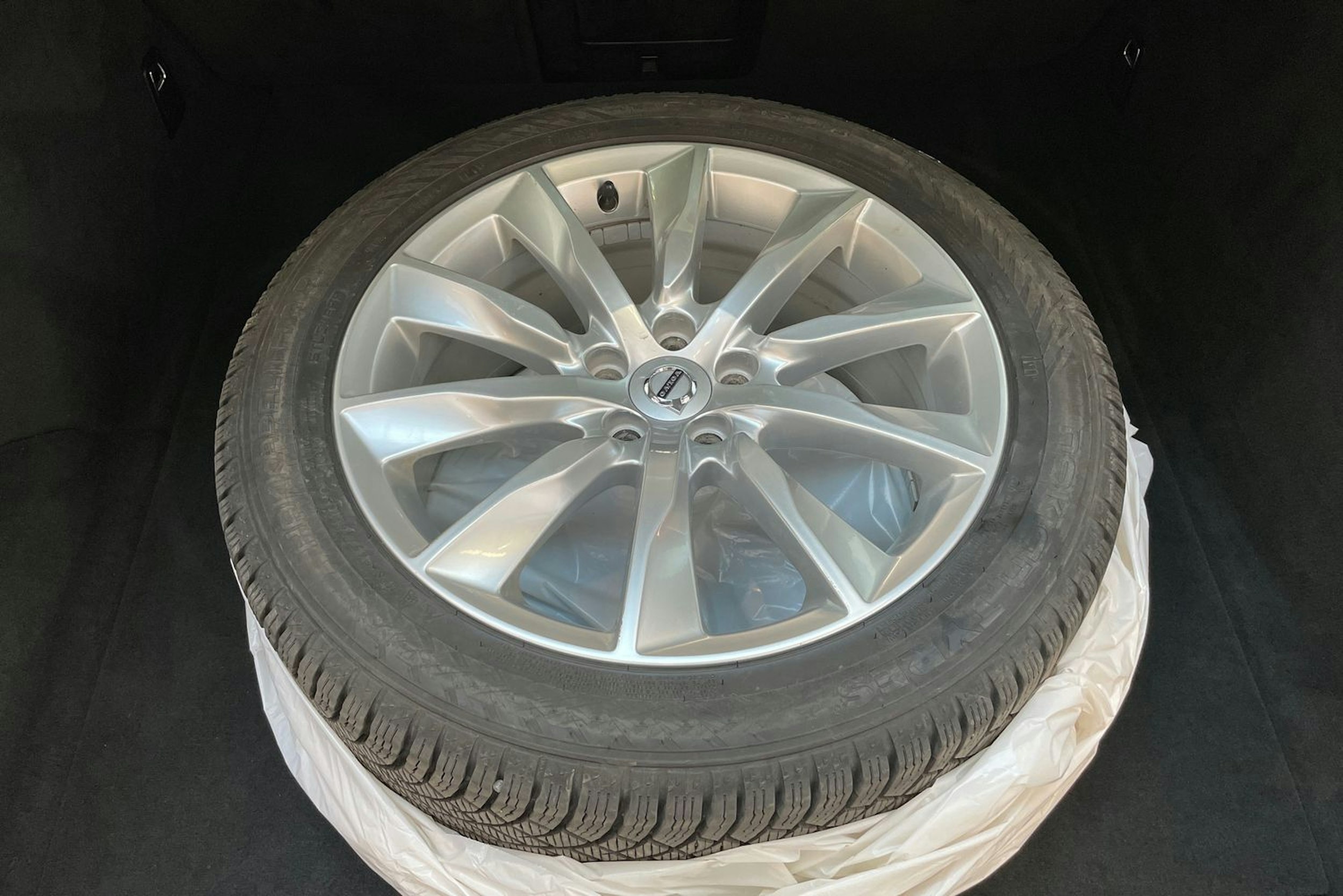 sininen Volvo V90 2019 kuva 29.