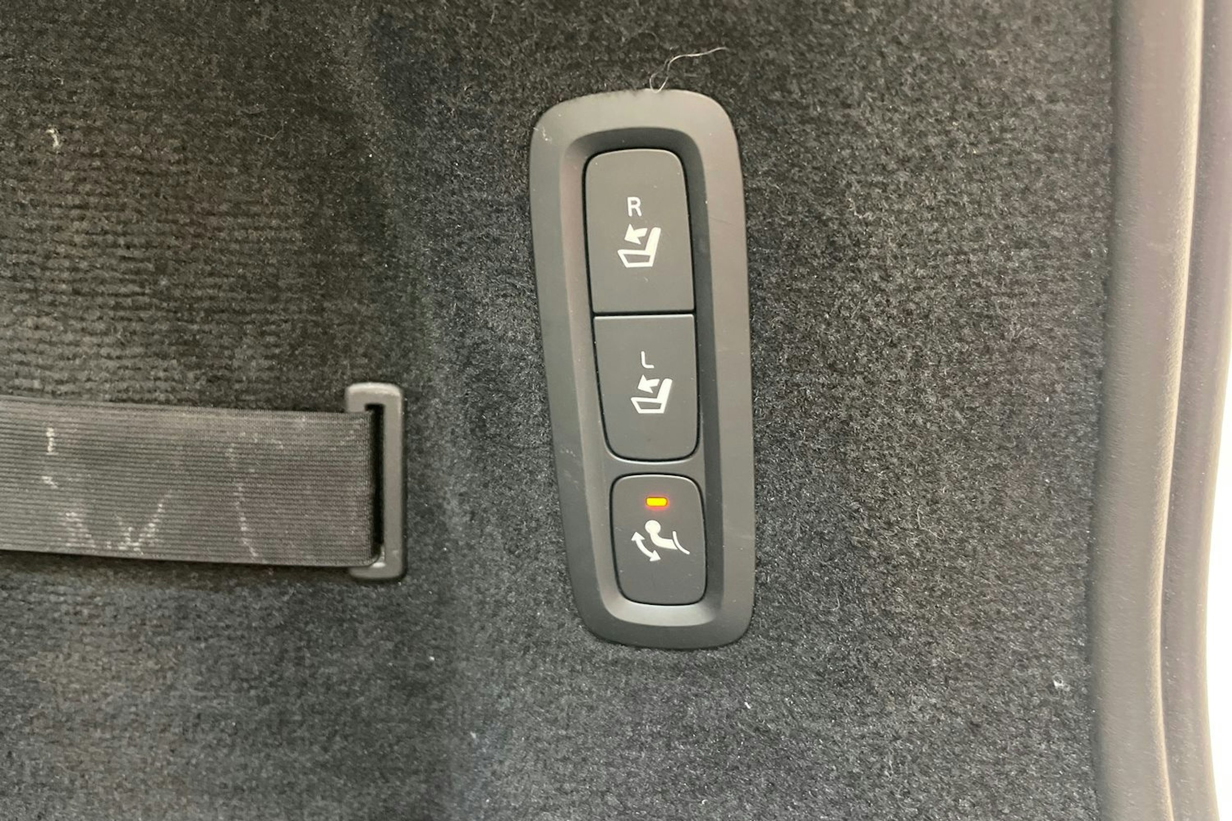 sininen Volvo V90 2019 kuva 30.