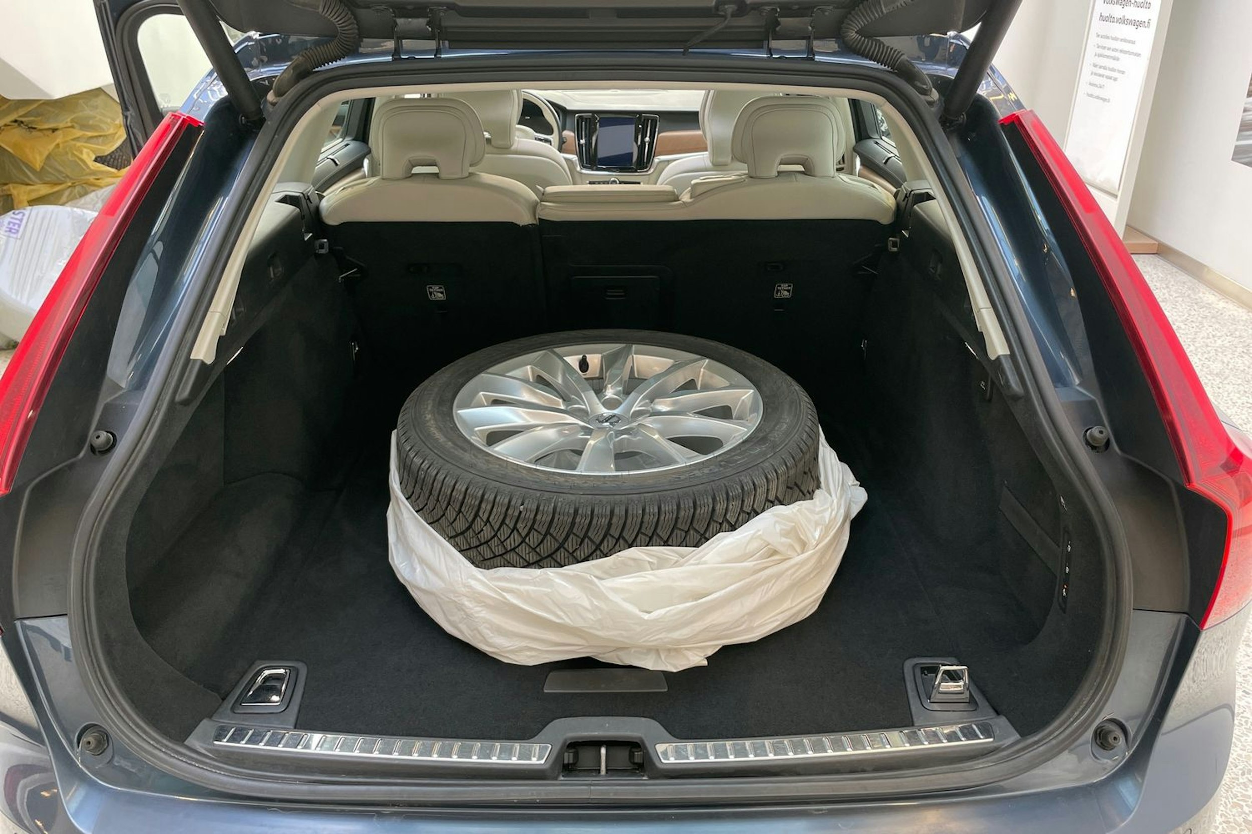 sininen Volvo V90 2019 kuva 31.