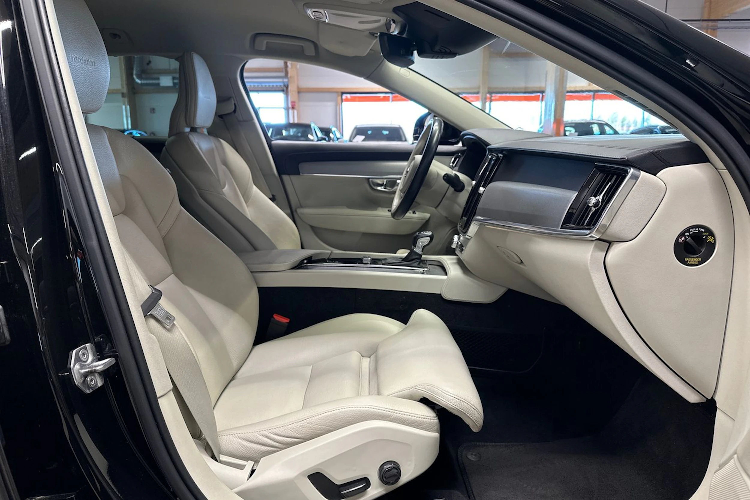 musta Volvo V90 2019 kuva 15.