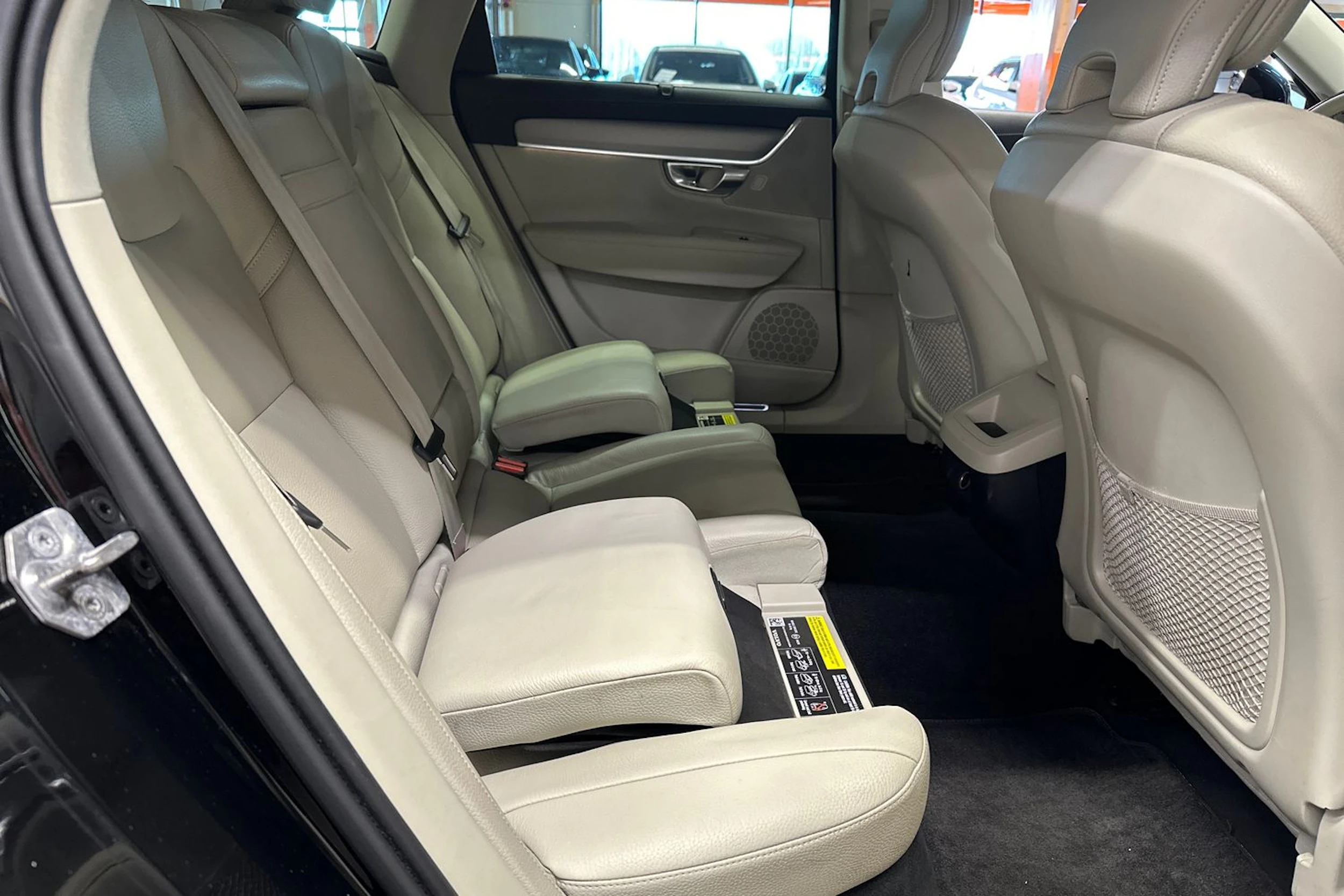 musta Volvo V90 2019 kuva 16.