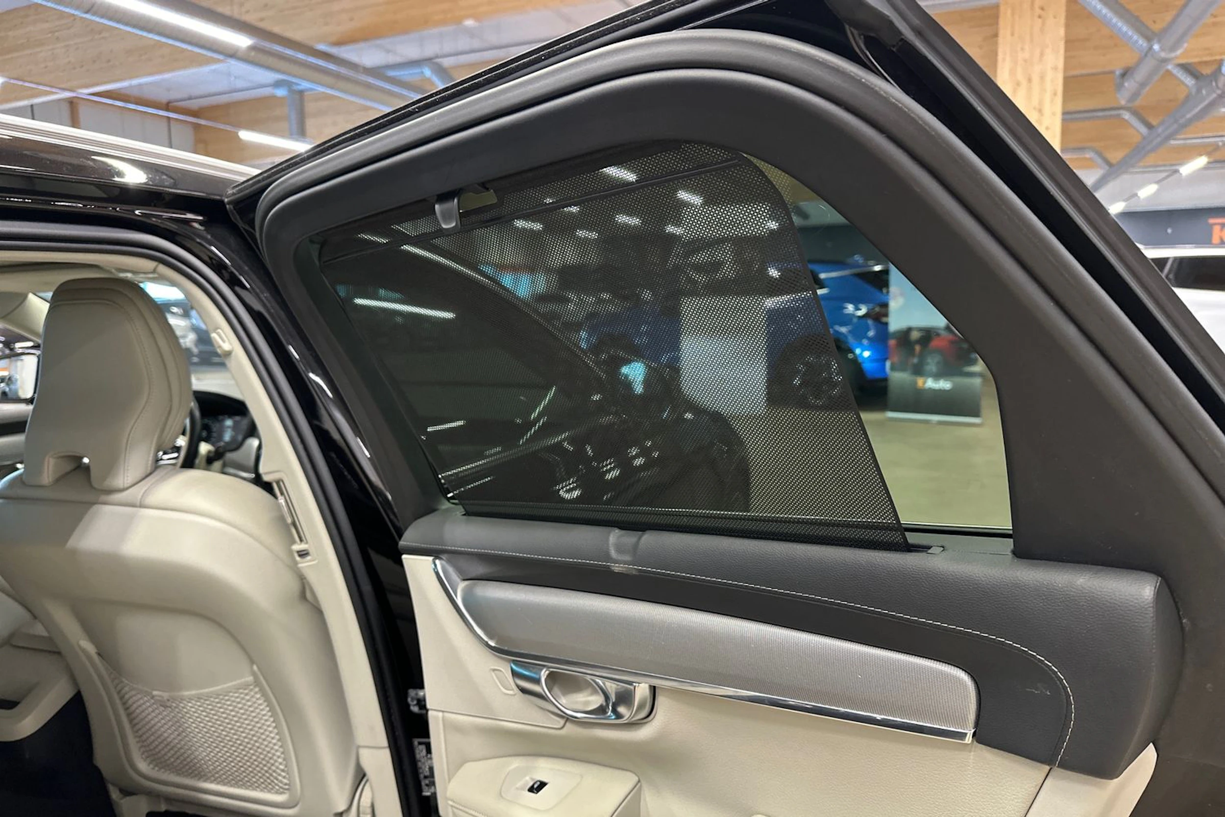 musta Volvo V90 2019 kuva 17.
