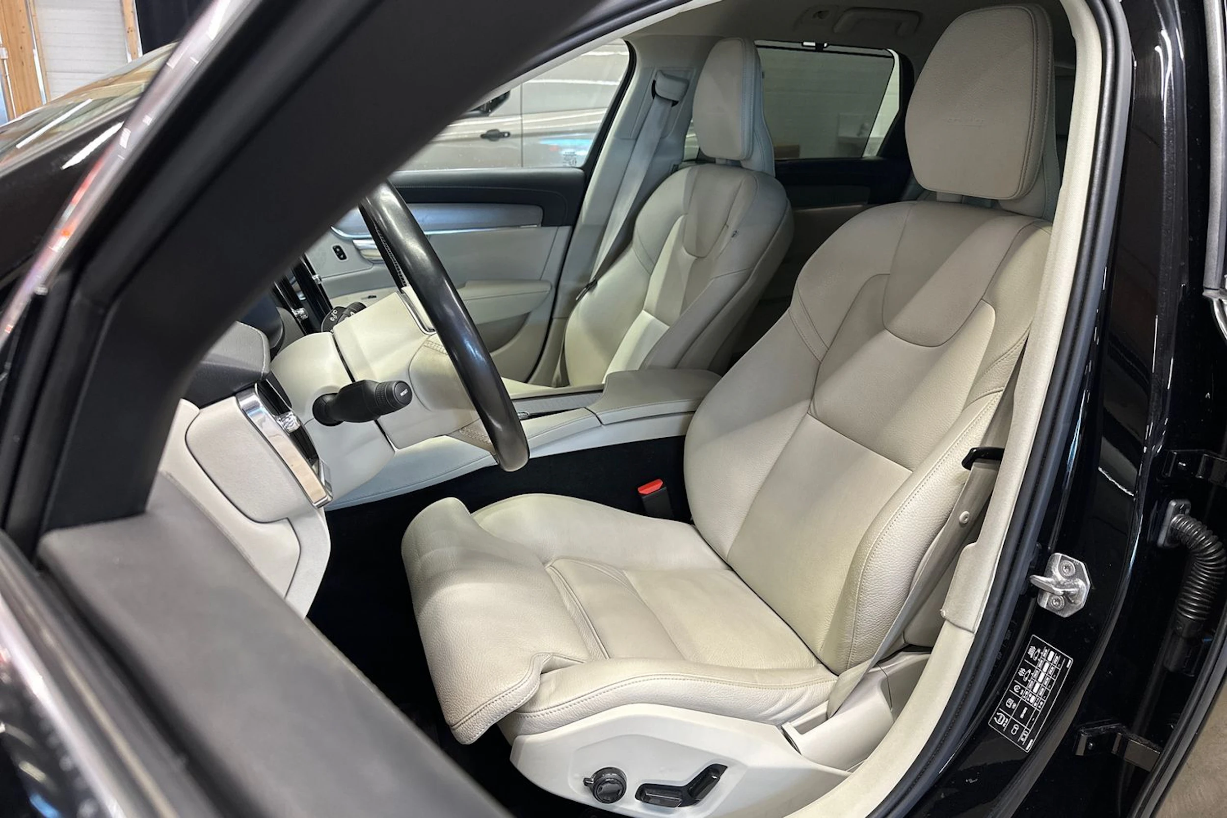musta Volvo V90 2019 kuva 18.