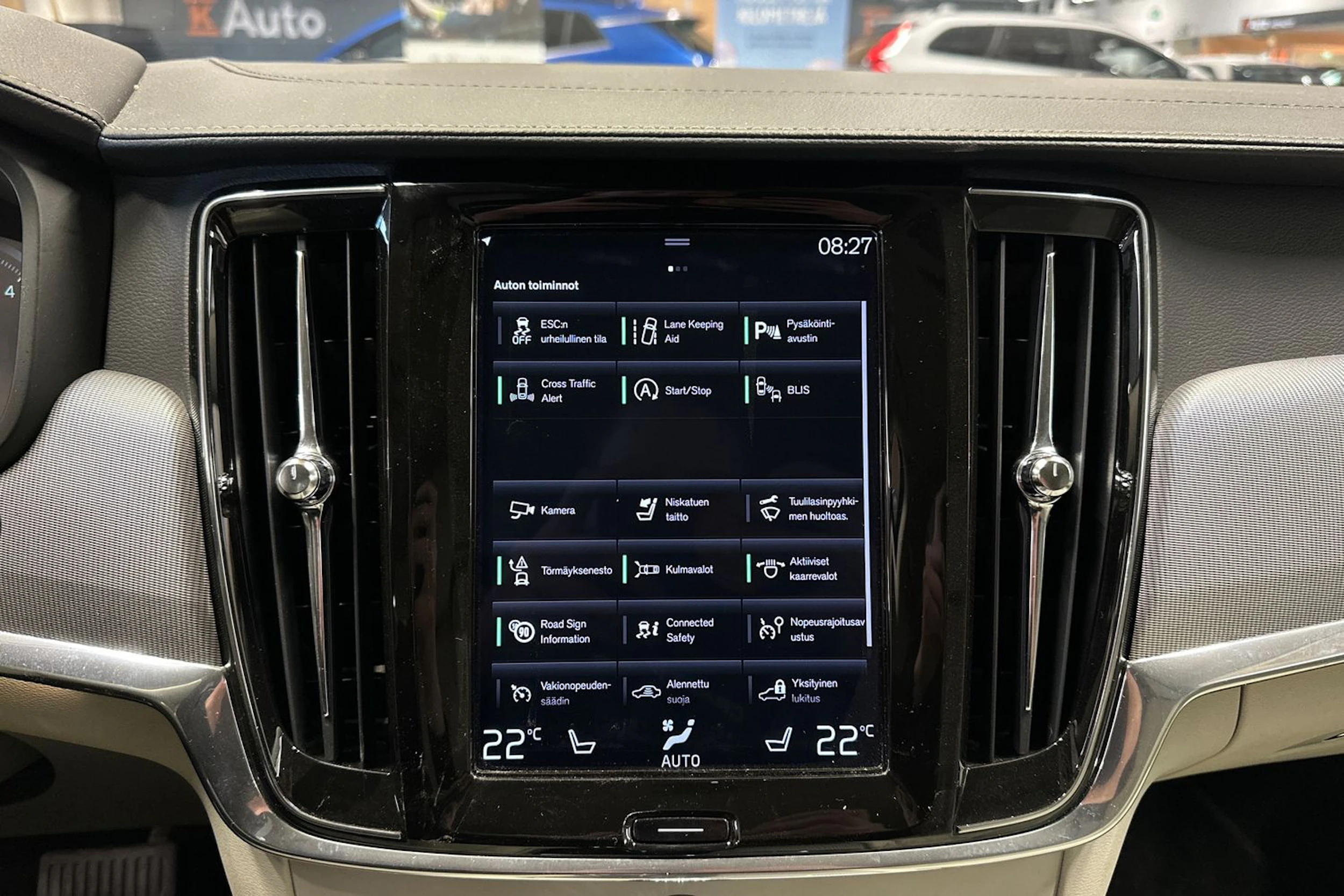 musta Volvo V90 2019 kuva 22.