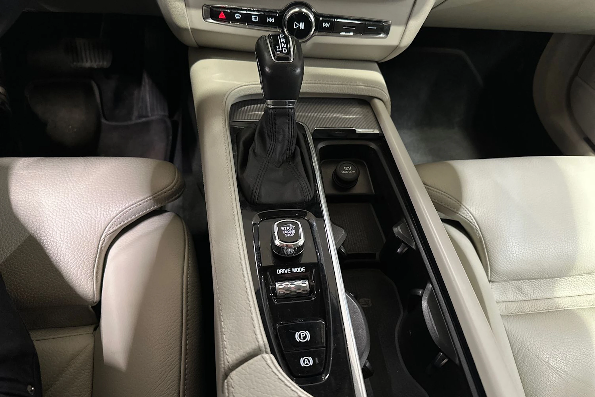 musta Volvo V90 2019 kuva 24.