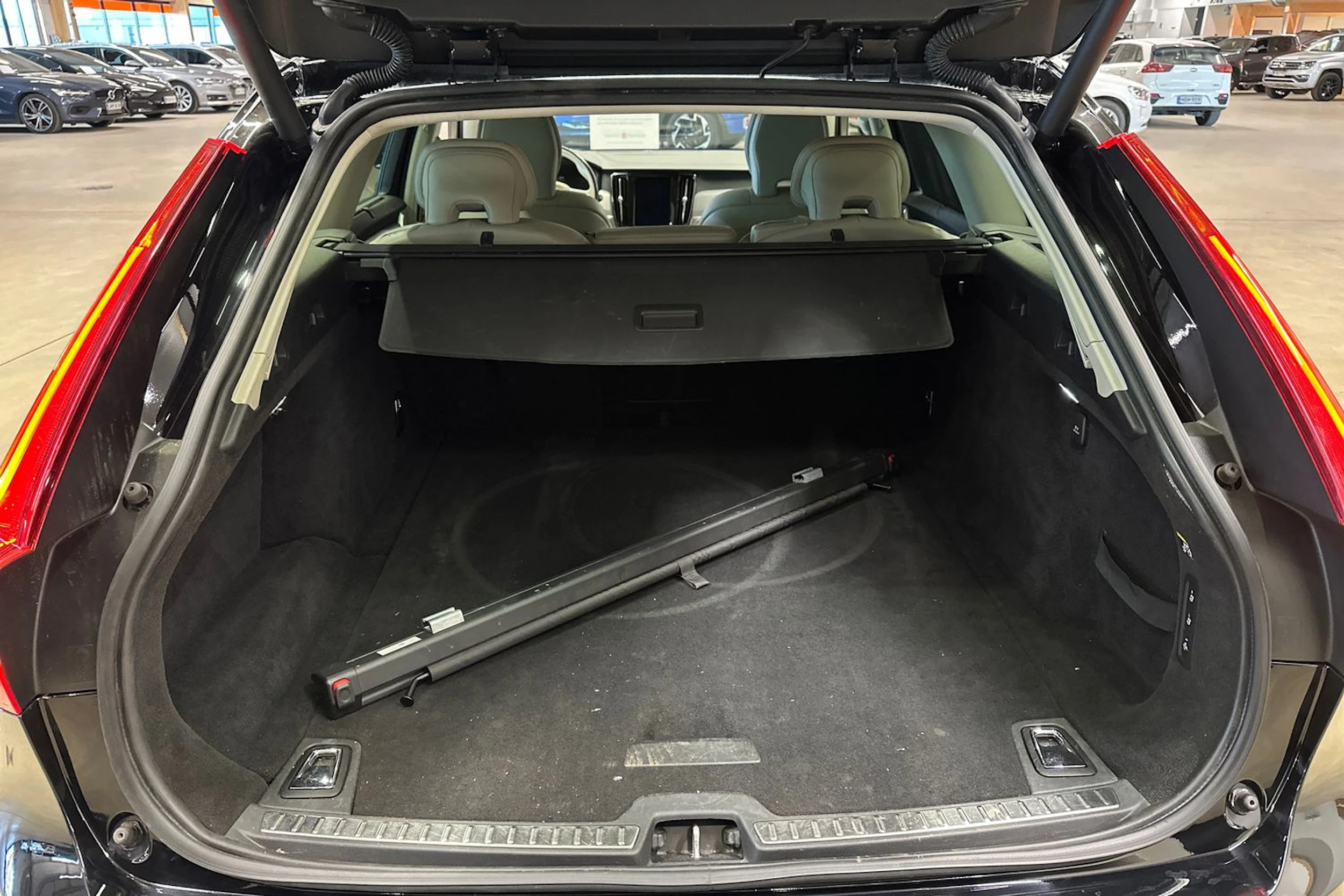 musta Volvo V90 2019 kuva 28.