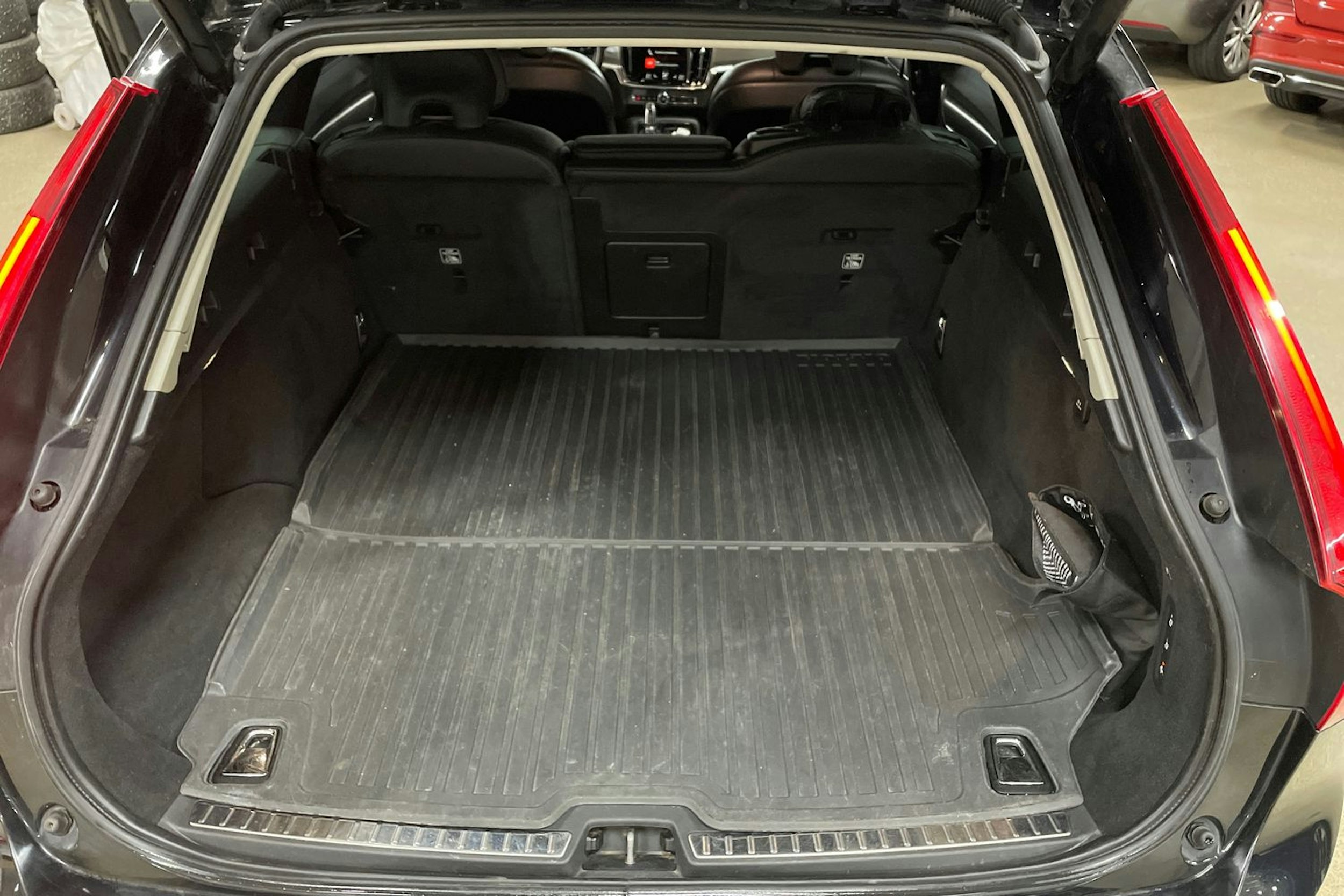 musta Volvo V90 2019 kuva 15.