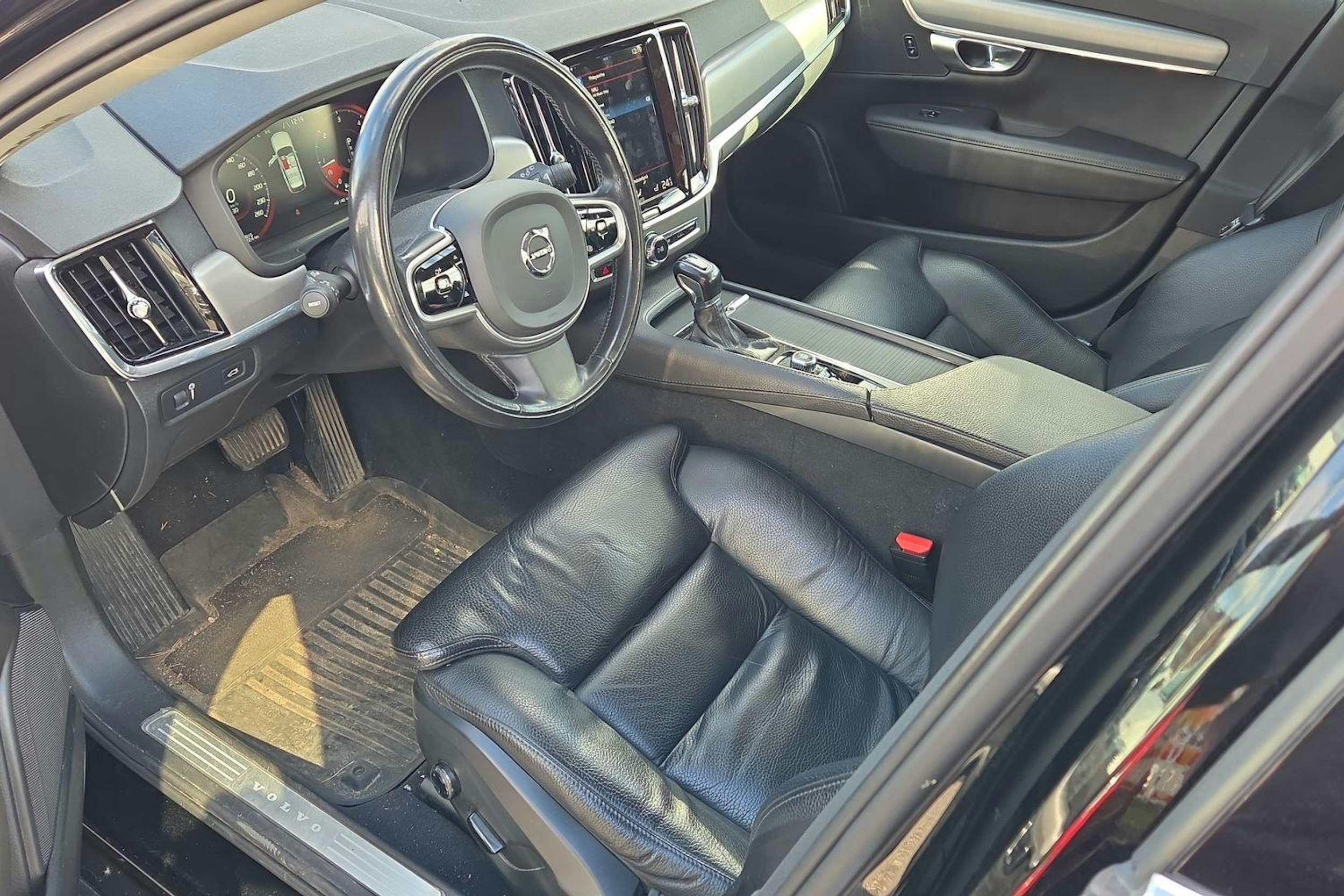 musta Volvo V90 2020 kuva 3.