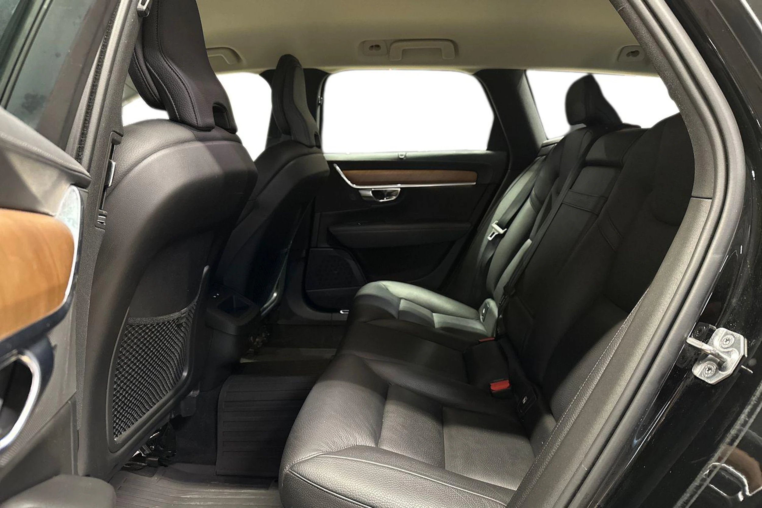 musta Volvo V90 2020 kuva 8.