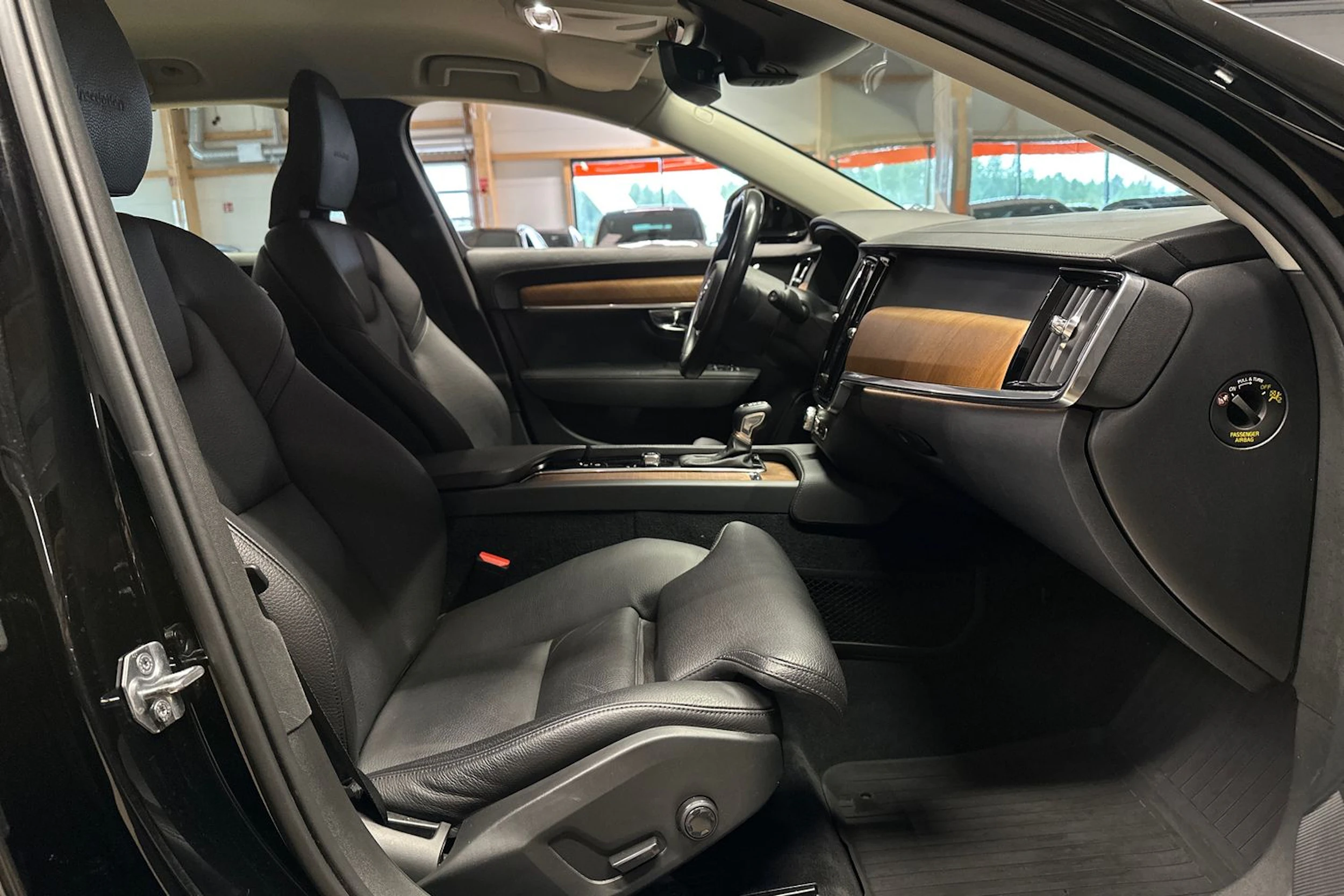 musta Volvo V90 2020 kuva 11.