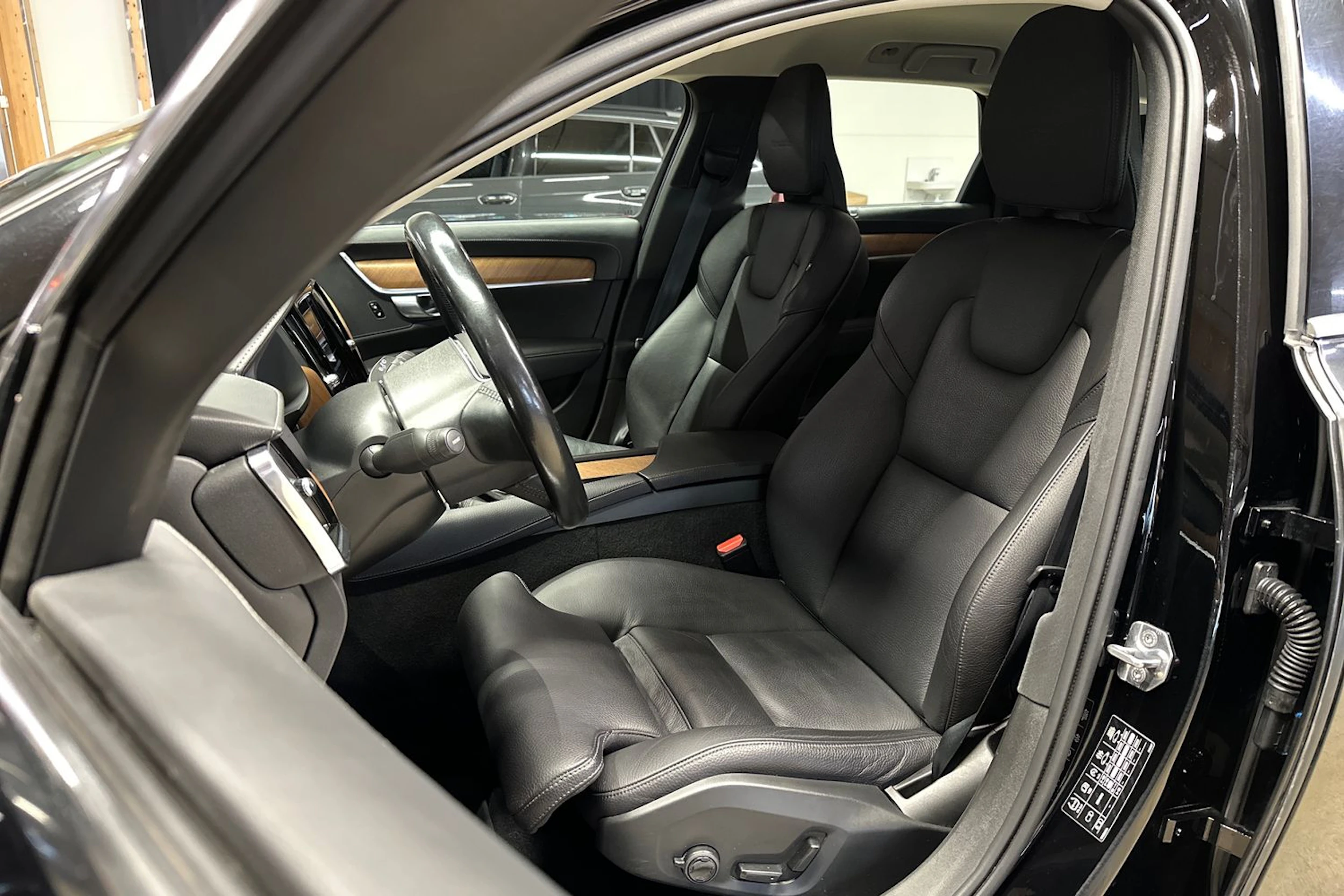 musta Volvo V90 2020 kuva 14.