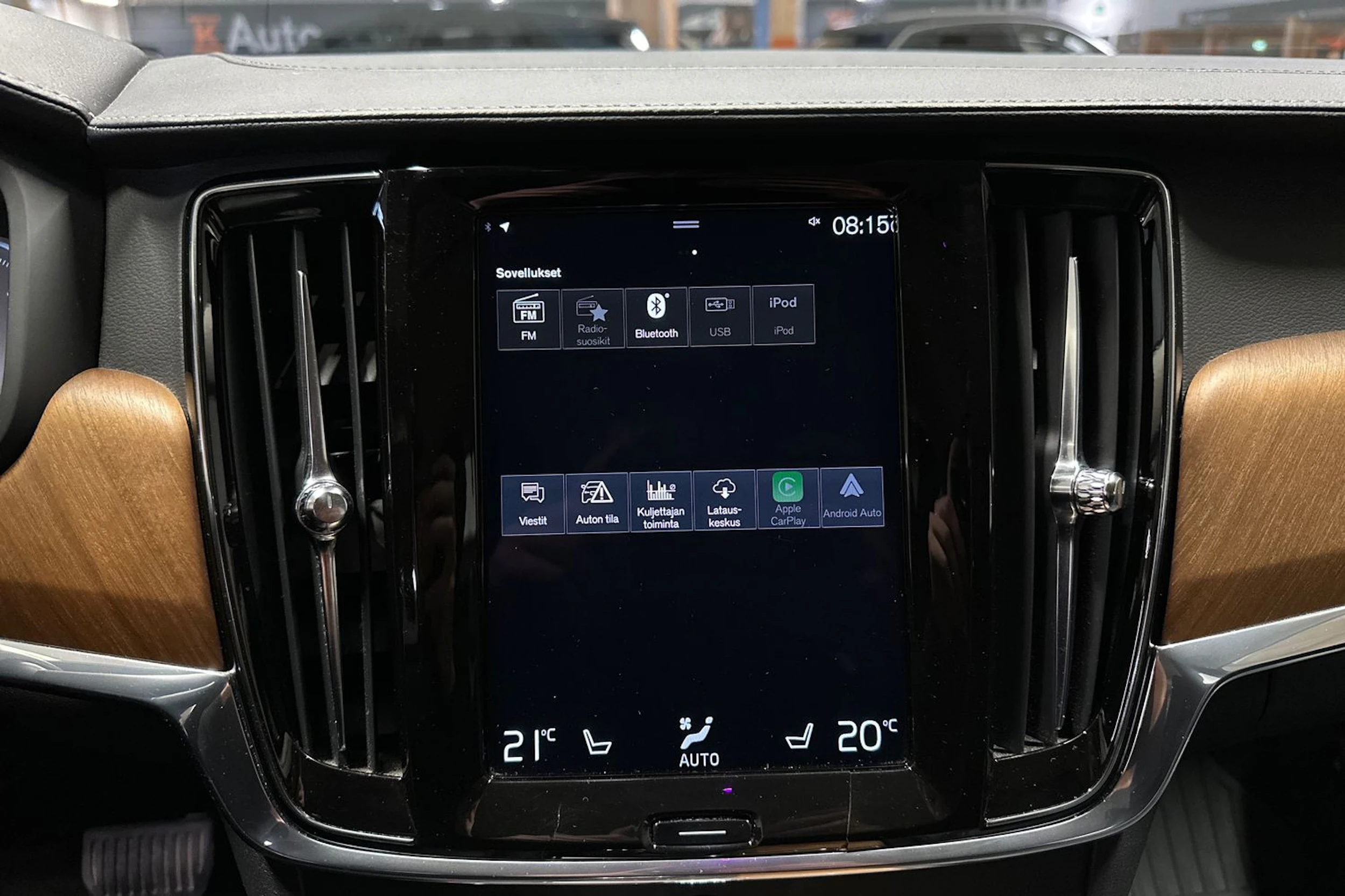 musta Volvo V90 2020 kuva 16.