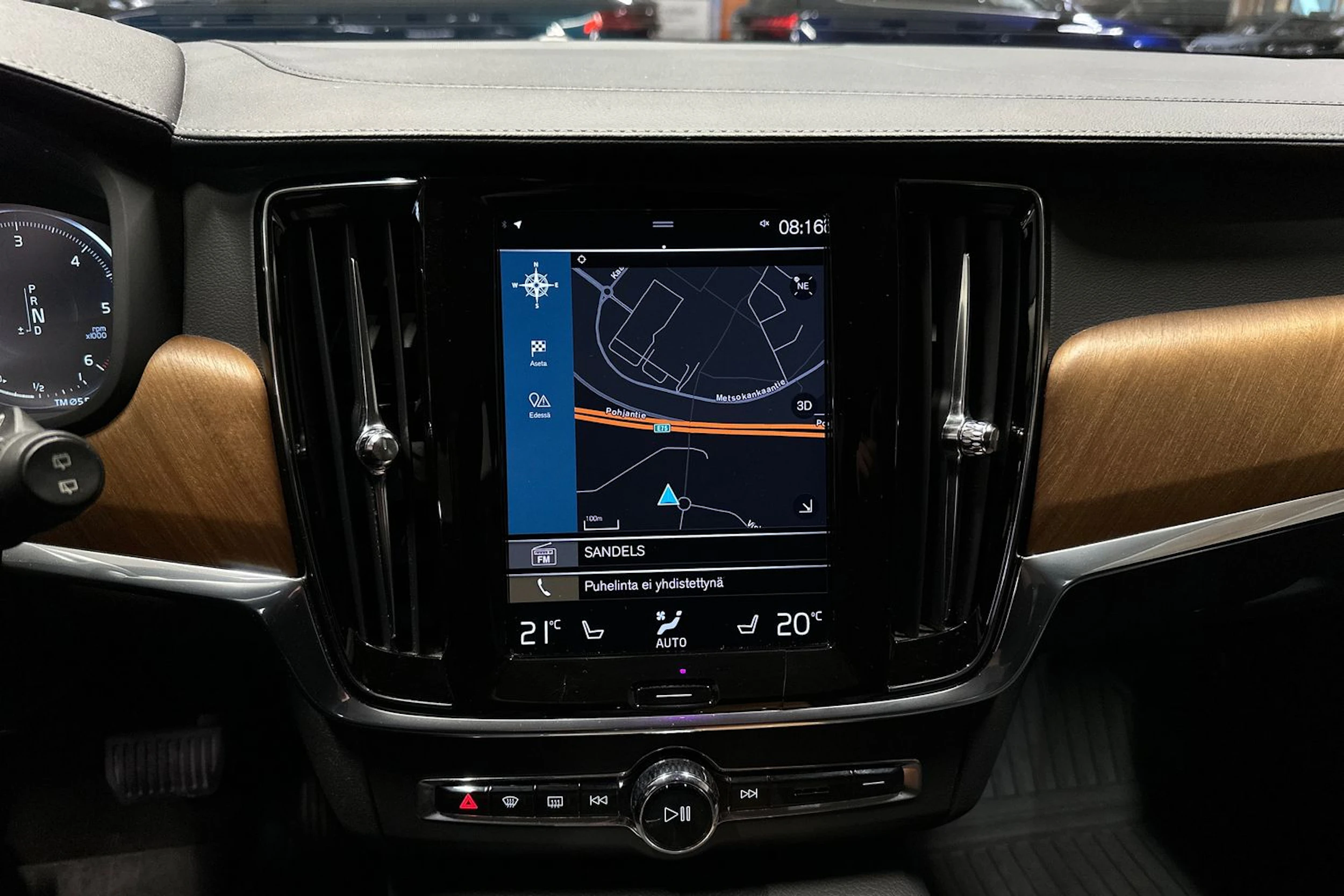 musta Volvo V90 2020 kuva 18.